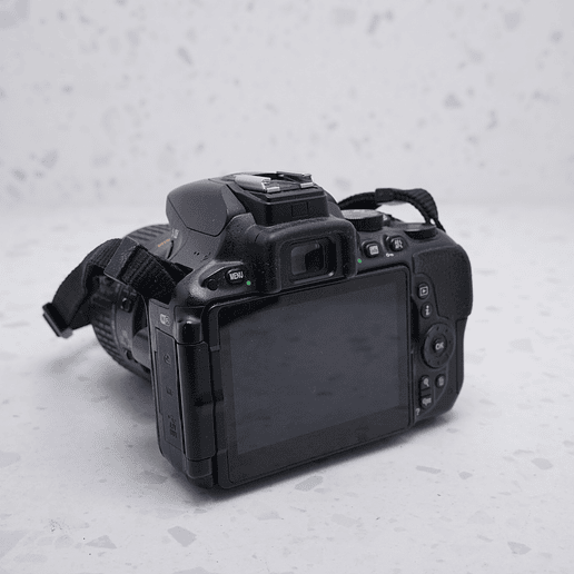 Nikon D5500 con lente de 18-55mm - USADO 6