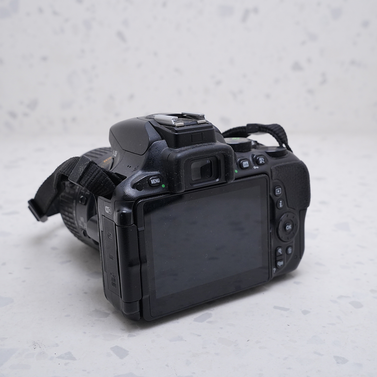 Nikon D5500 con lente de 18-55mm - USADO 6