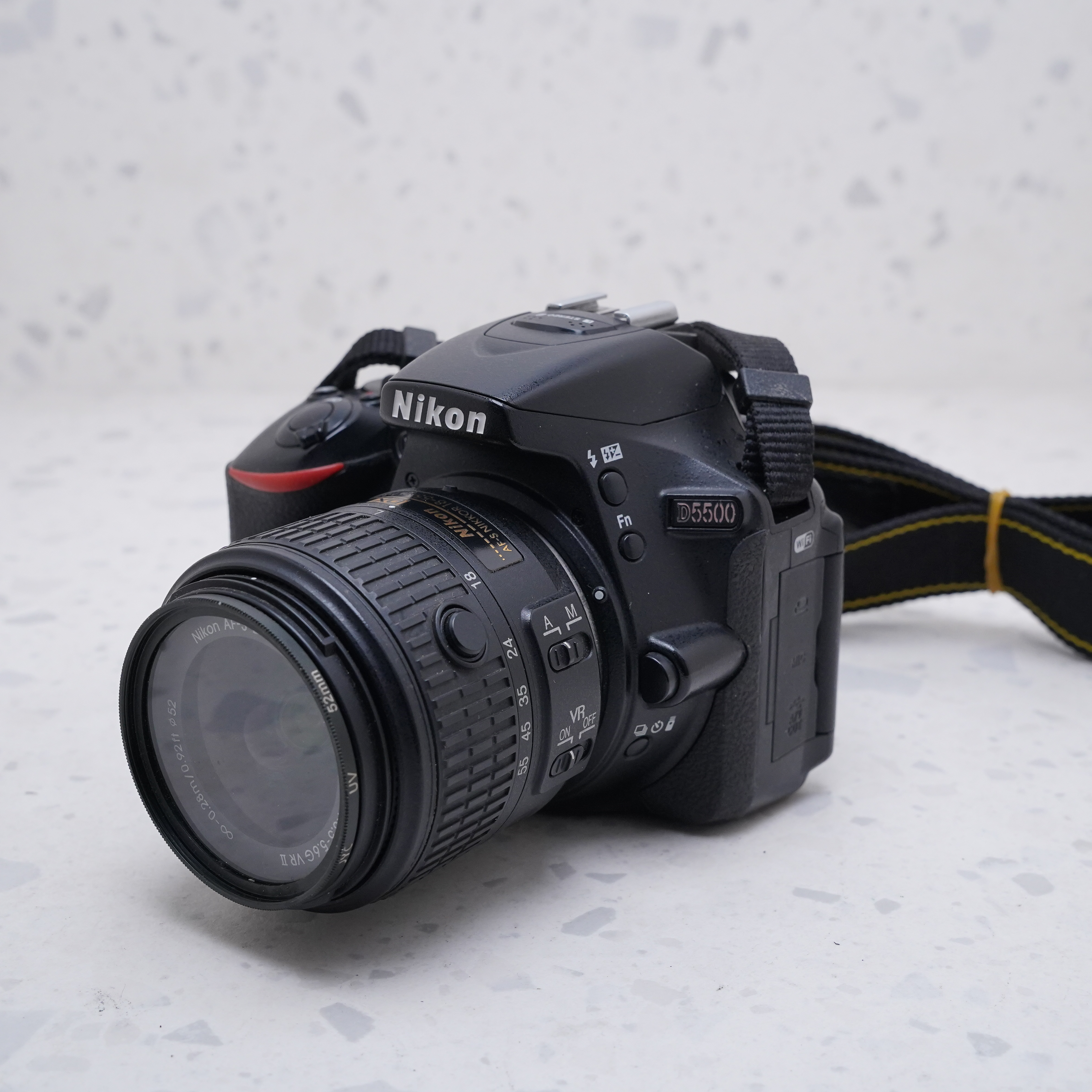 Nikon D5500 con lente de 18-55mm - USADO