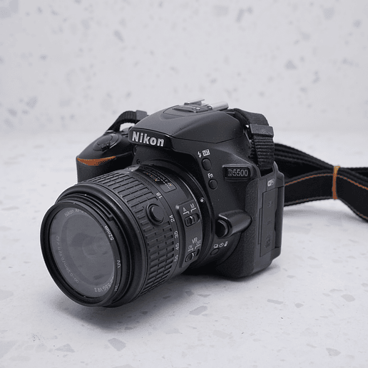 Nikon D5500 con lente de 18-55mm - USADO 5