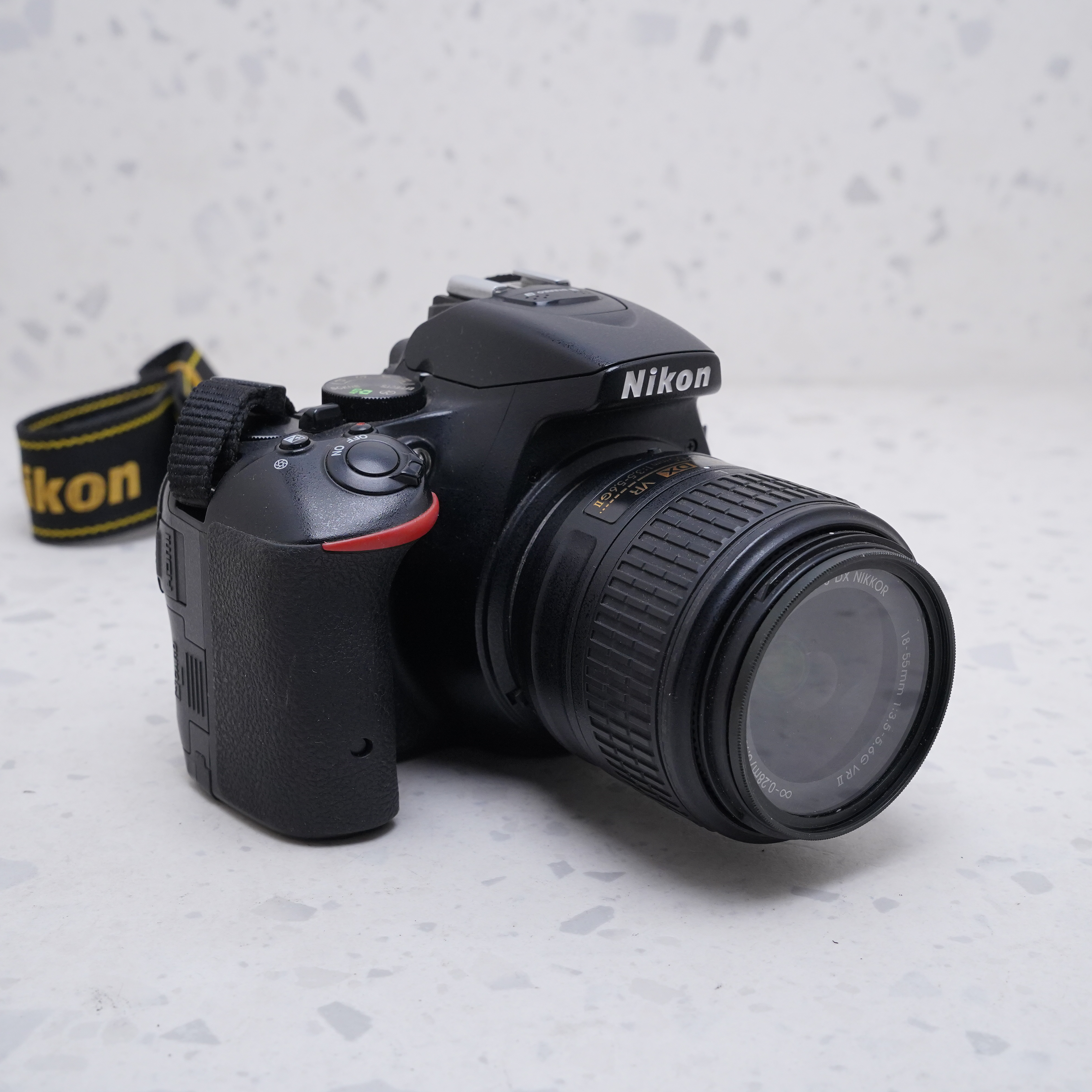 Nikon D5500 con lente de 18-55mm - USADO