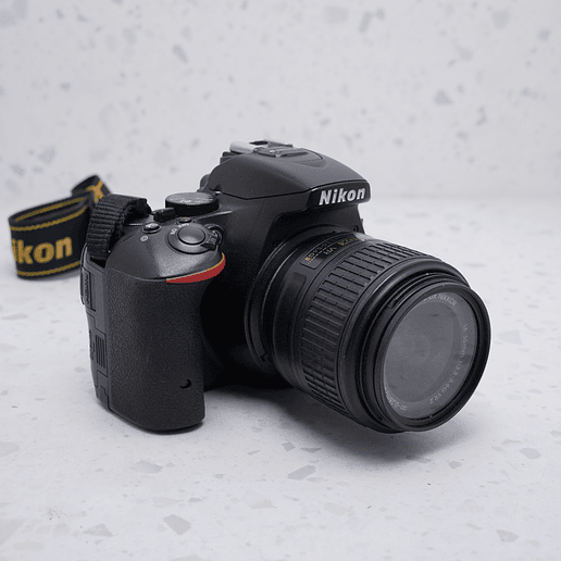 Nikon D5500 con lente de 18-55mm - USADO 3