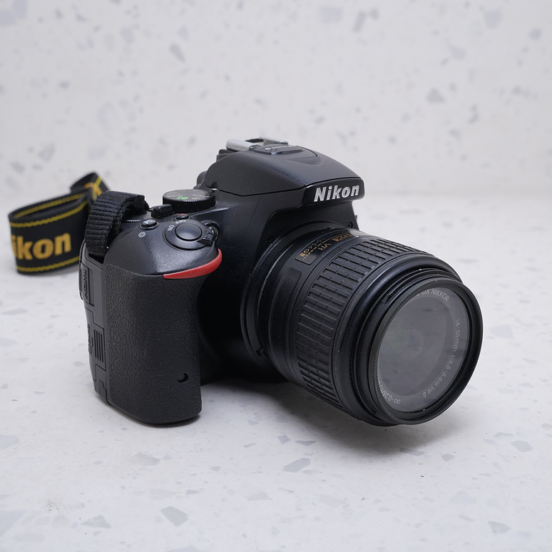 Nikon D5500 con lente de 18-55mm - USADO 3