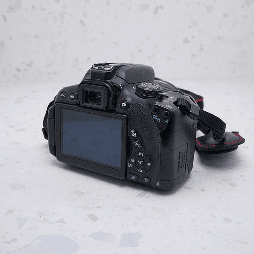 Canon EOS Rebel T5i + 18-135mm - USADO 5