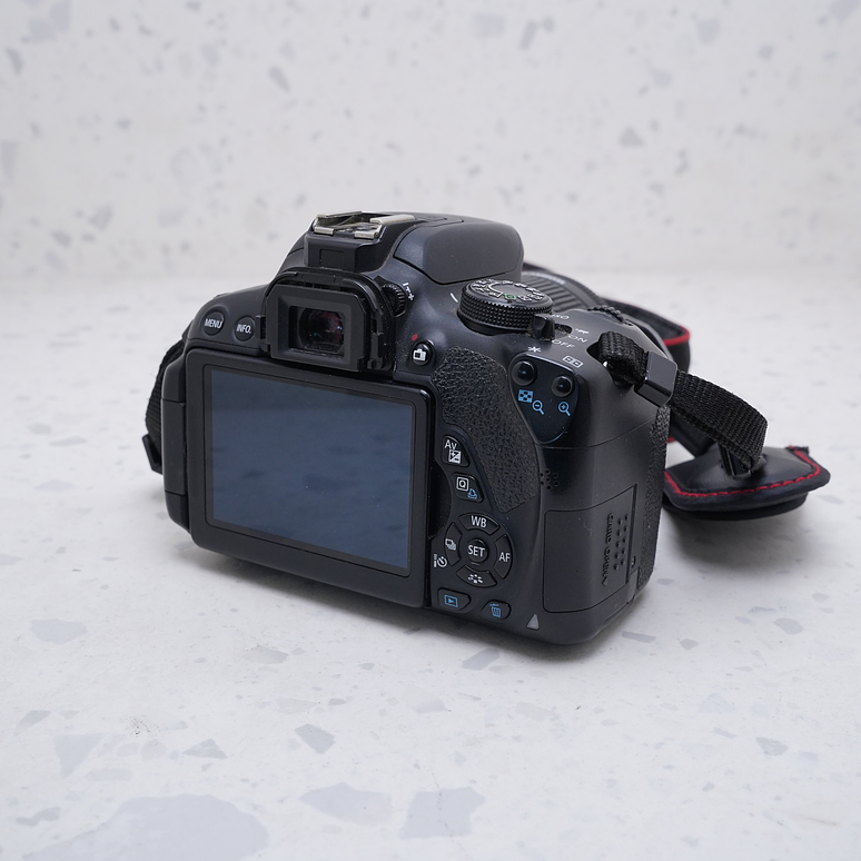 Canon EOS Rebel T5i + 18-135mm - USADO 5