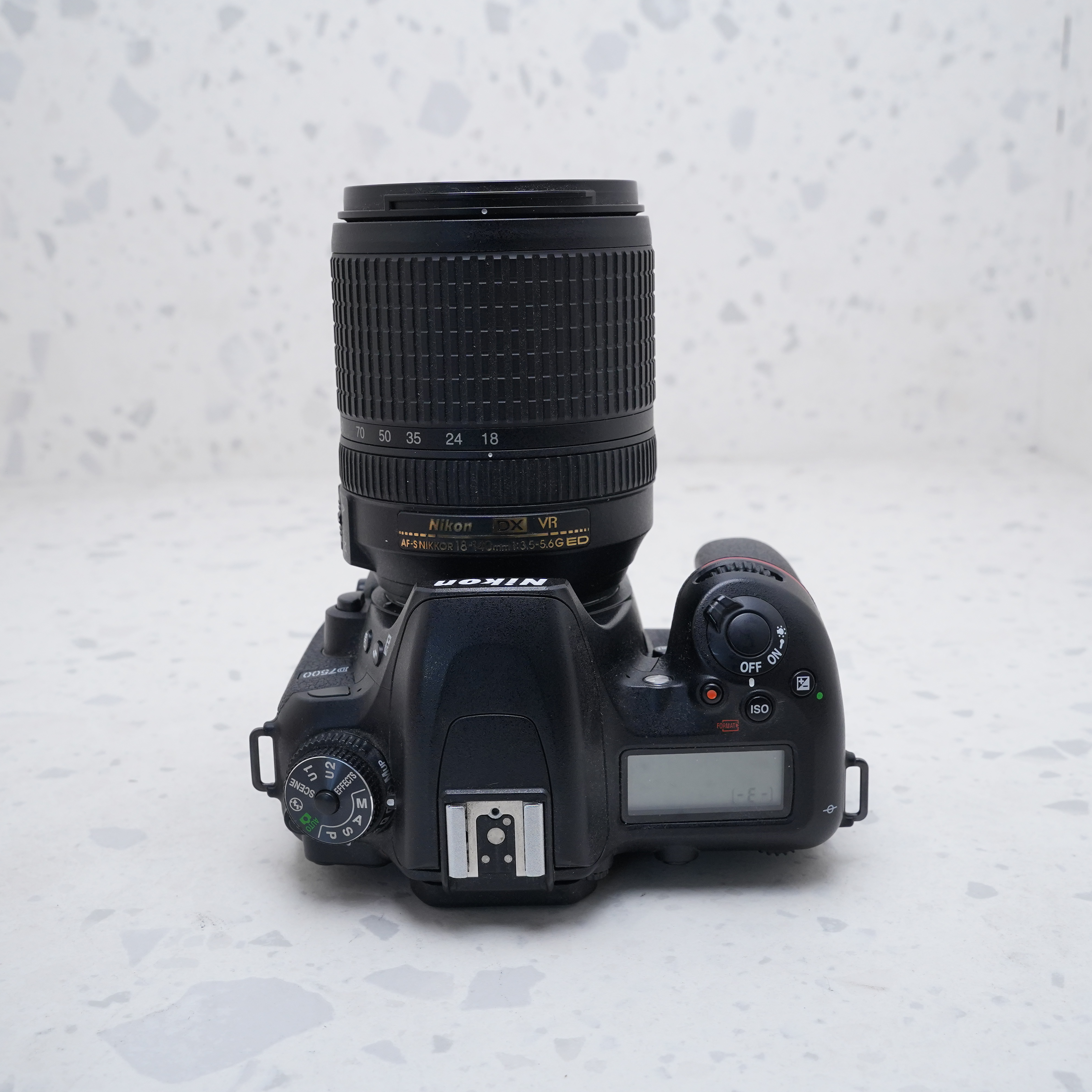 Nikon D7500 + 18-140mm + Accesorios - USADO