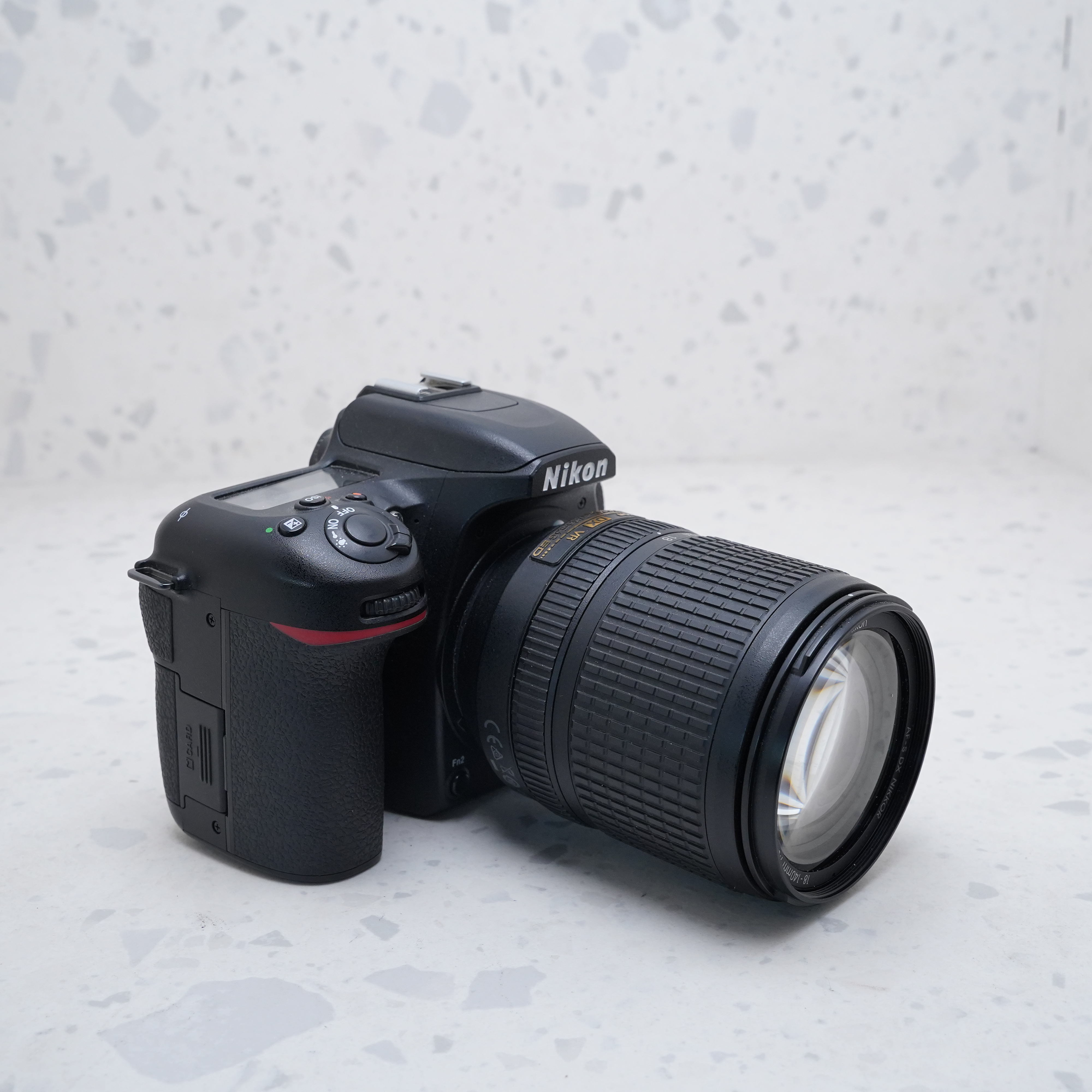 Nikon D7500 + 18-140mm + Accesorios - USADO