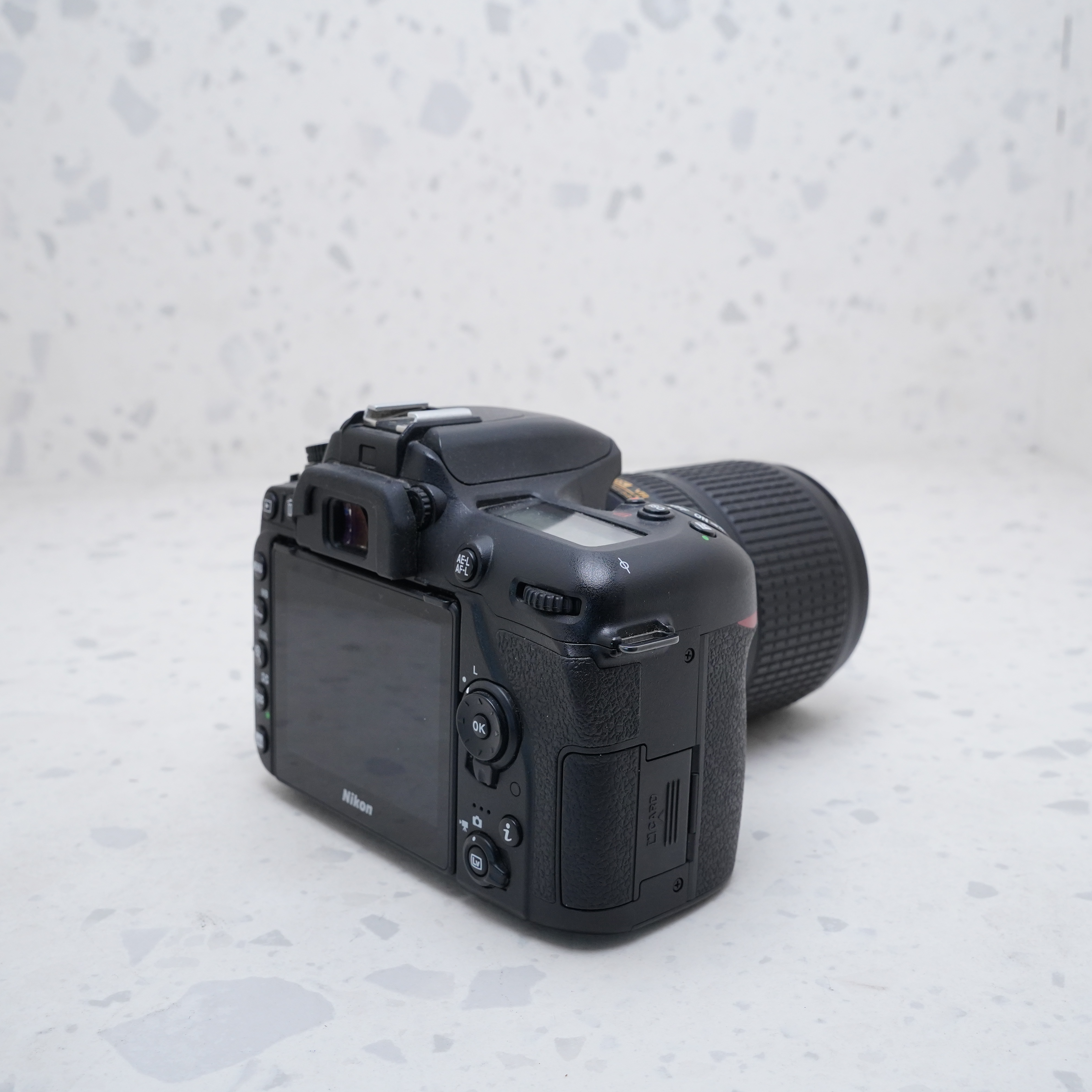 Nikon D7500 + 18-140mm + Accesorios - USADO