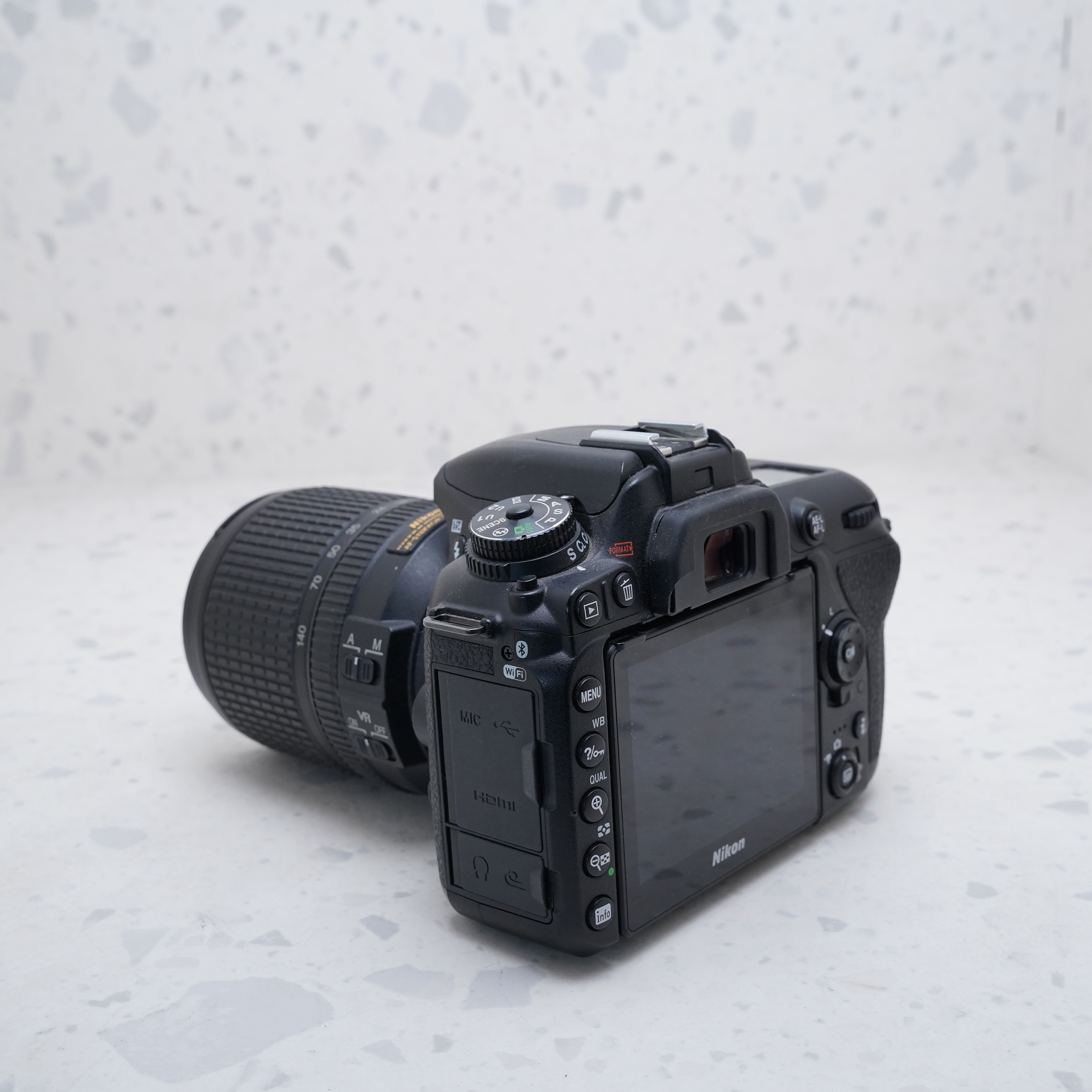 Nikon D7500 + 18-140mm + Accesorios - USADO