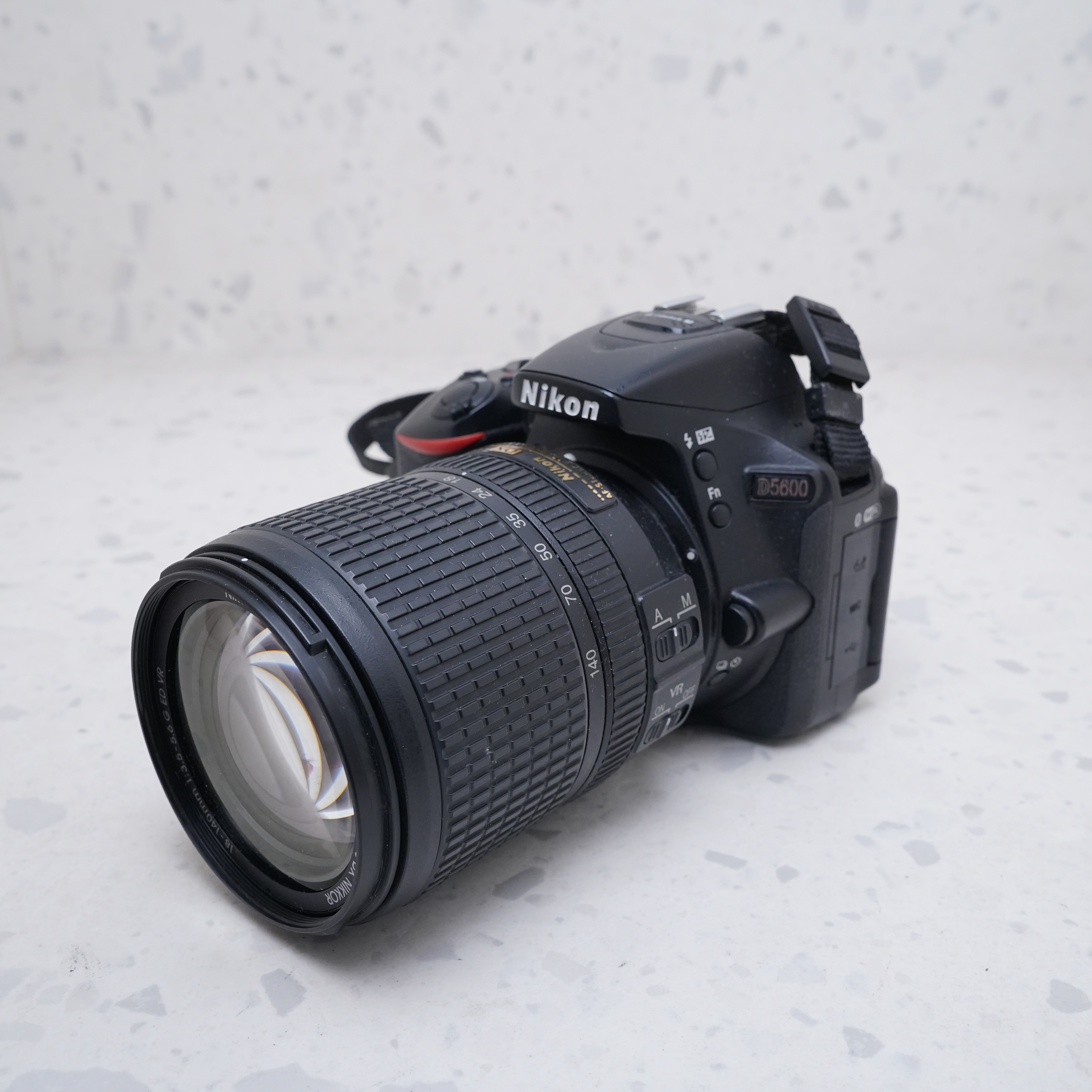 Nikon D5600 + 18-140mm - USADO