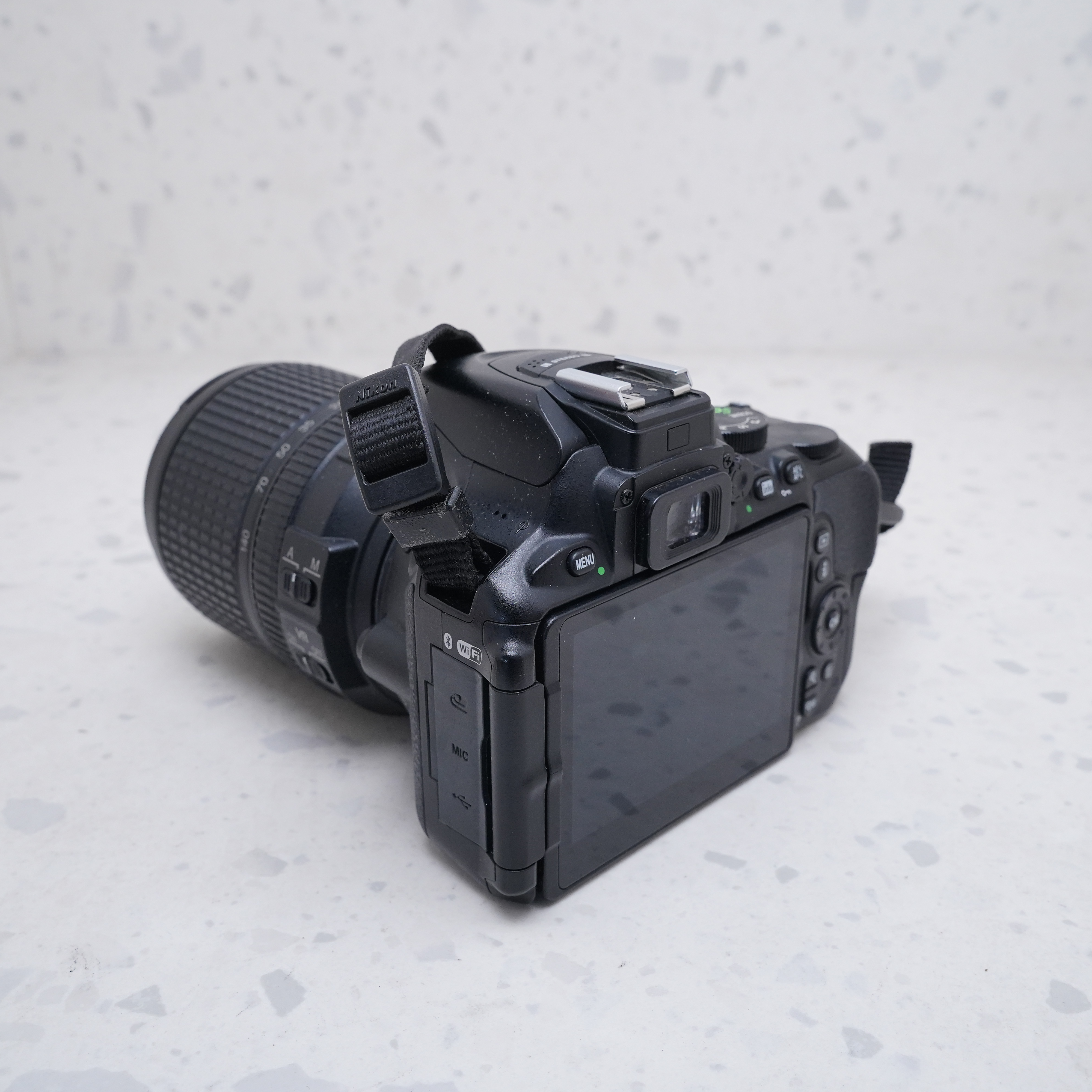 Nikon D5600 + 18-140mm - USADO