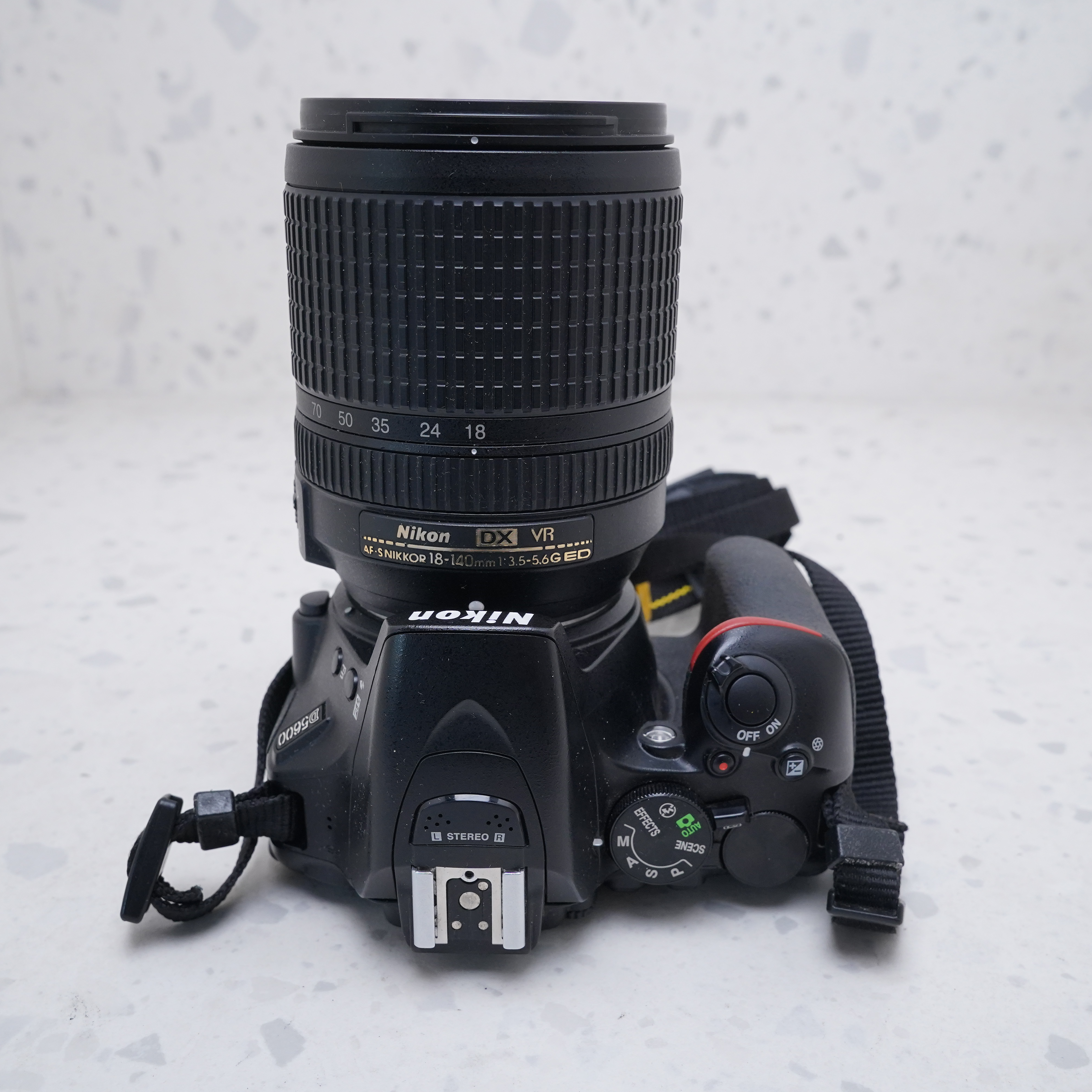 Nikon D5600 + 18-140mm - USADO