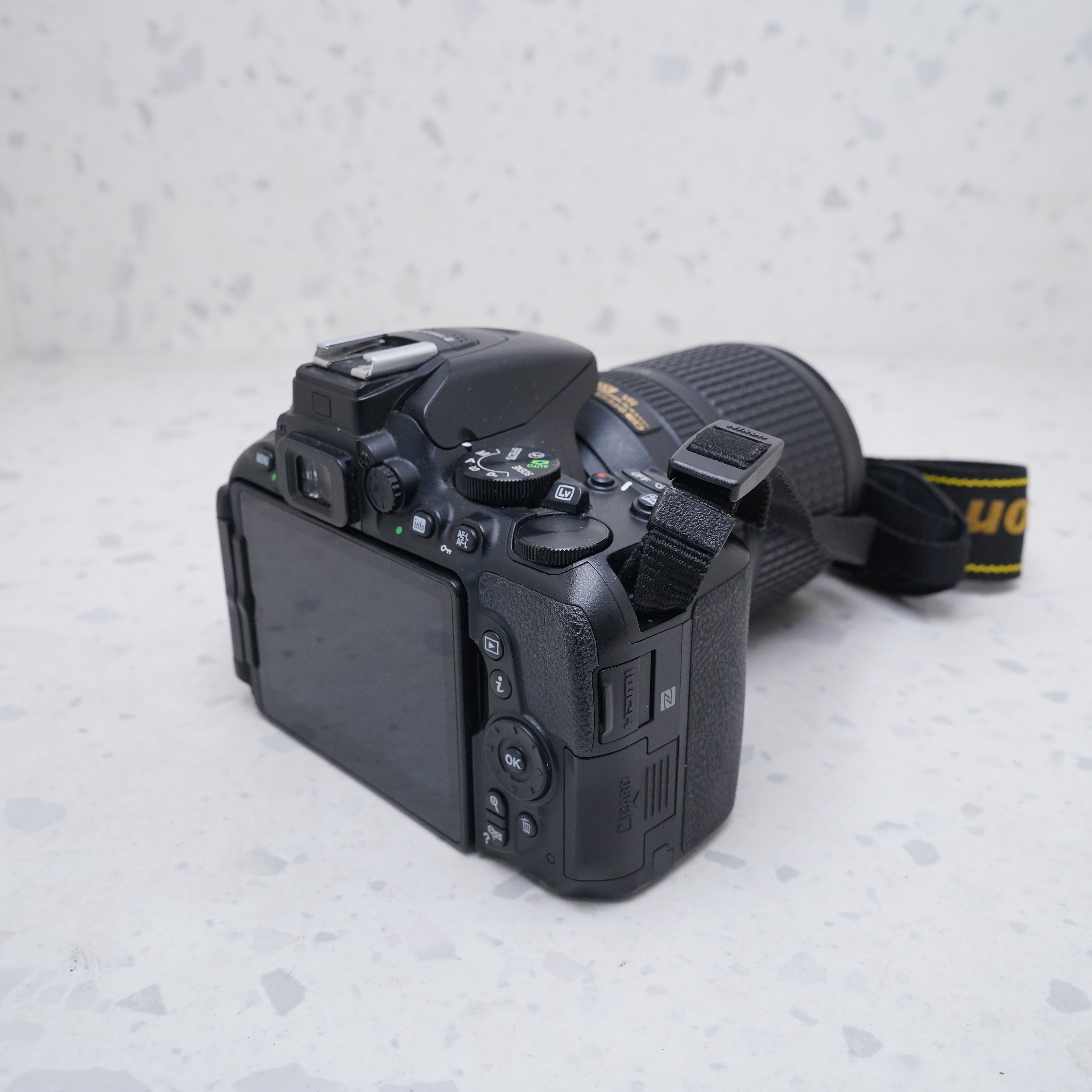 Nikon D5600 + 18-140mm - USADO