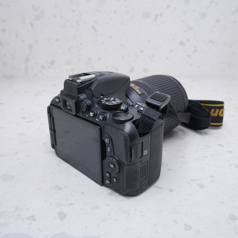 Nikon D5600 + 18-140mm - USADO 5