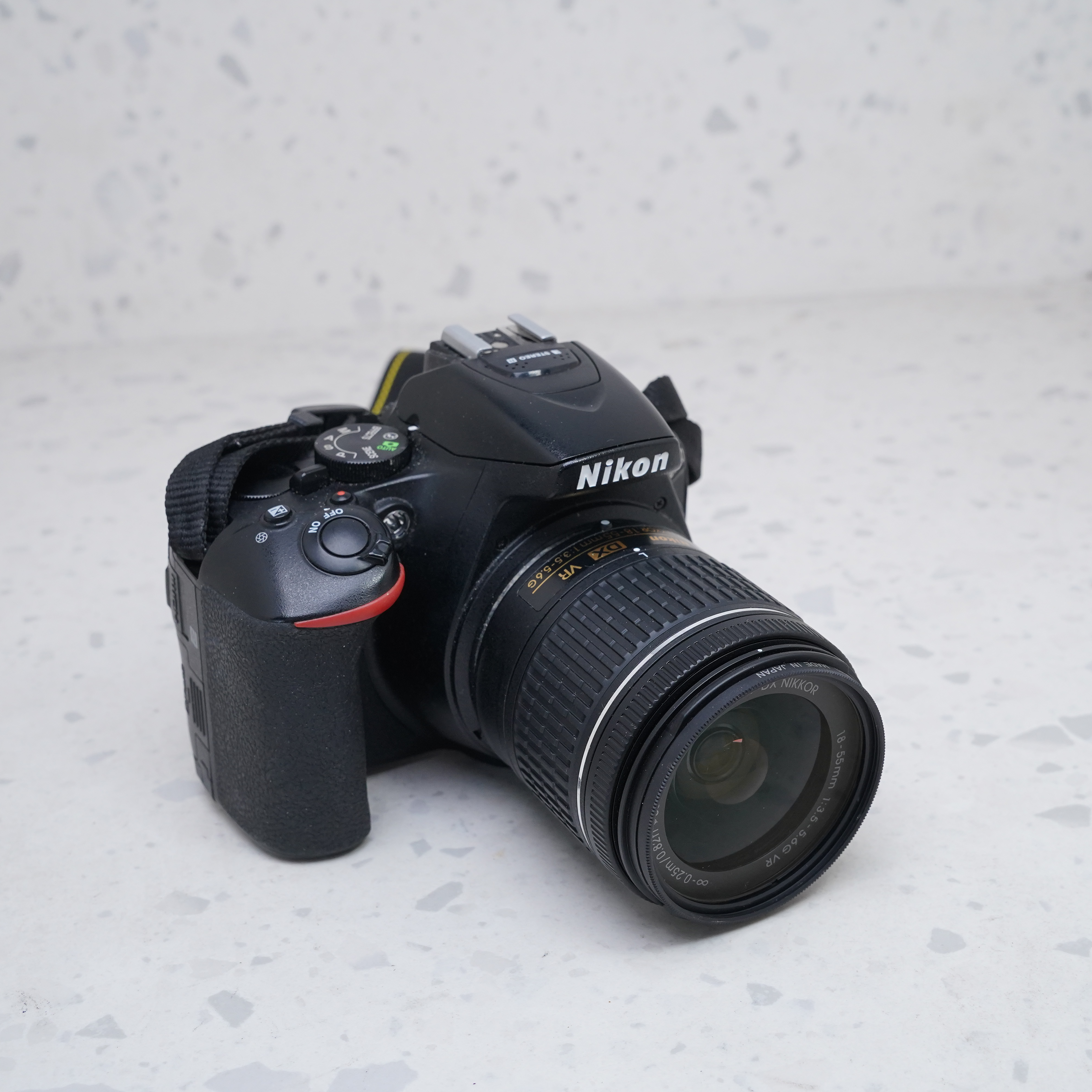 Nikon D5600 + 18-55mm + 70-300mm con accesorios - USADO