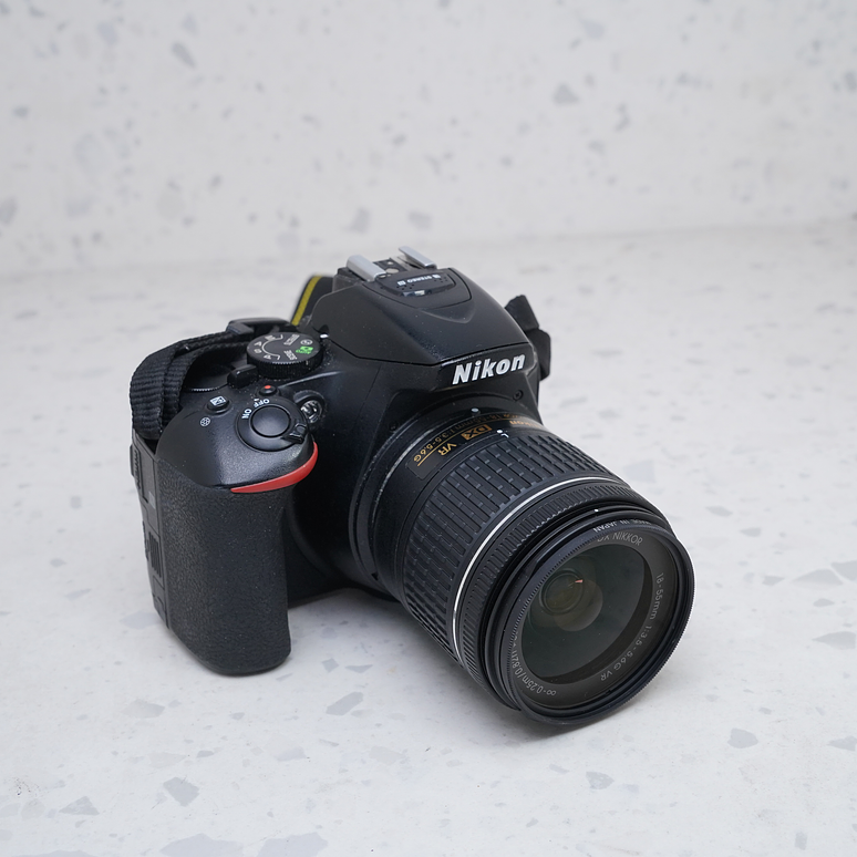 Nikon D5600 + 18-55mm + 70-300mm con accesorios - USADO 3