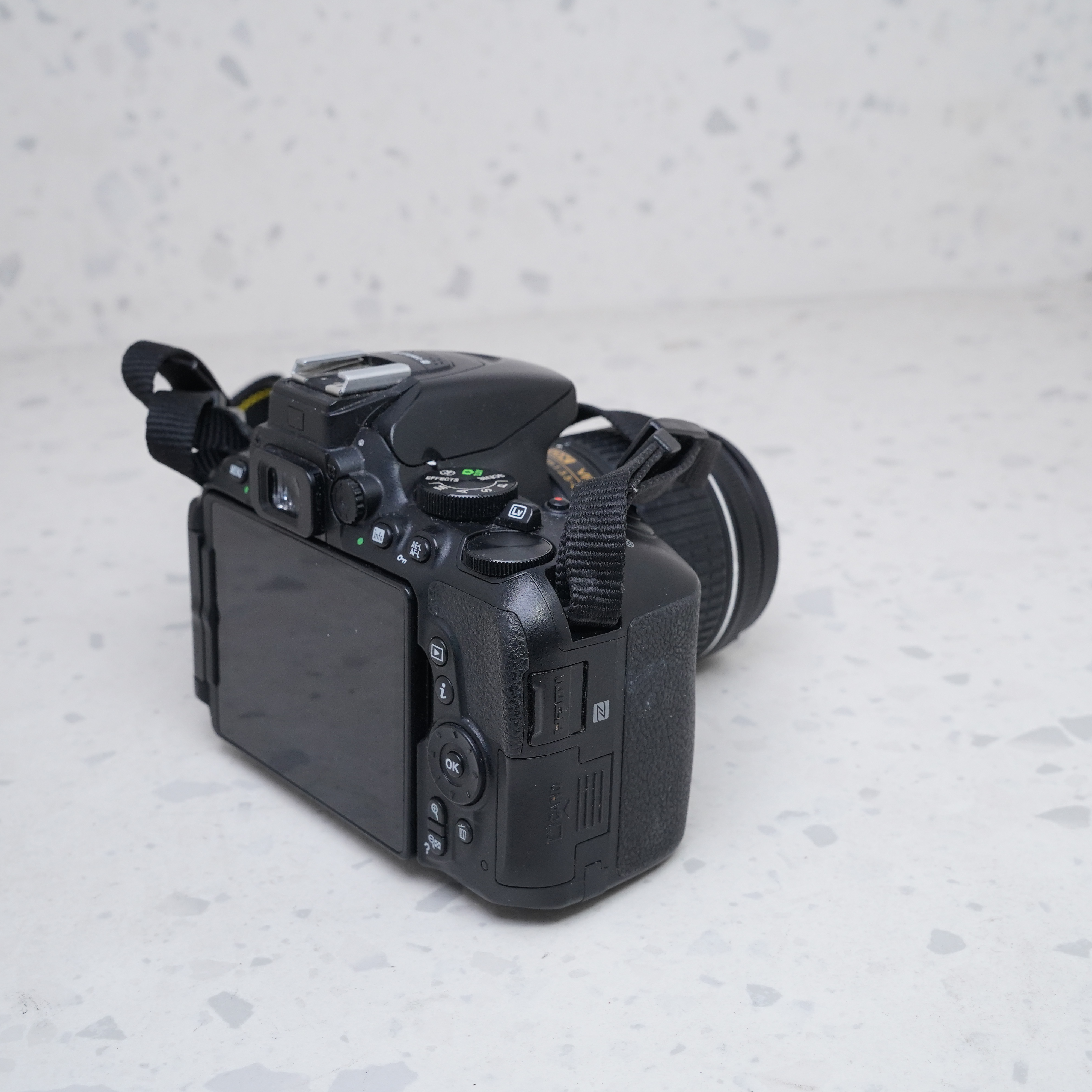 Nikon D5600 + 18-55mm + 70-300mm con accesorios - USADO