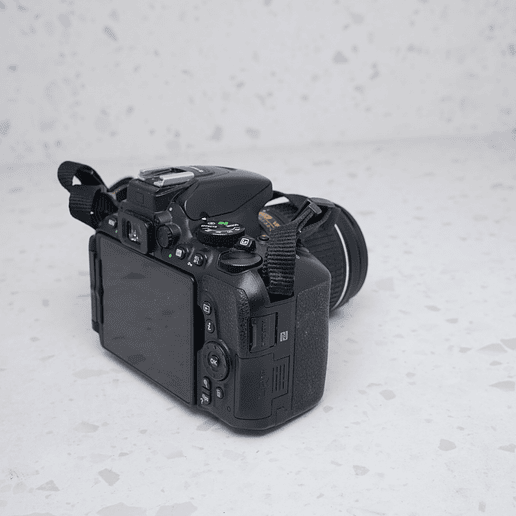 Nikon D5600 + 18-55mm + 70-300mm con accesorios - USADO 4