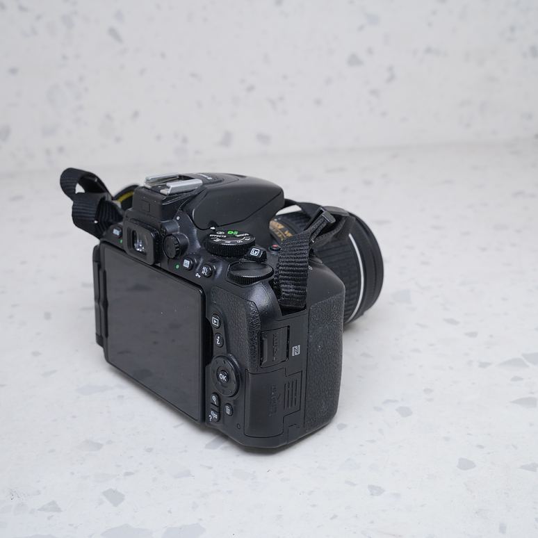 Nikon D5600 + 18-55mm + 70-300mm con accesorios - USADO 4