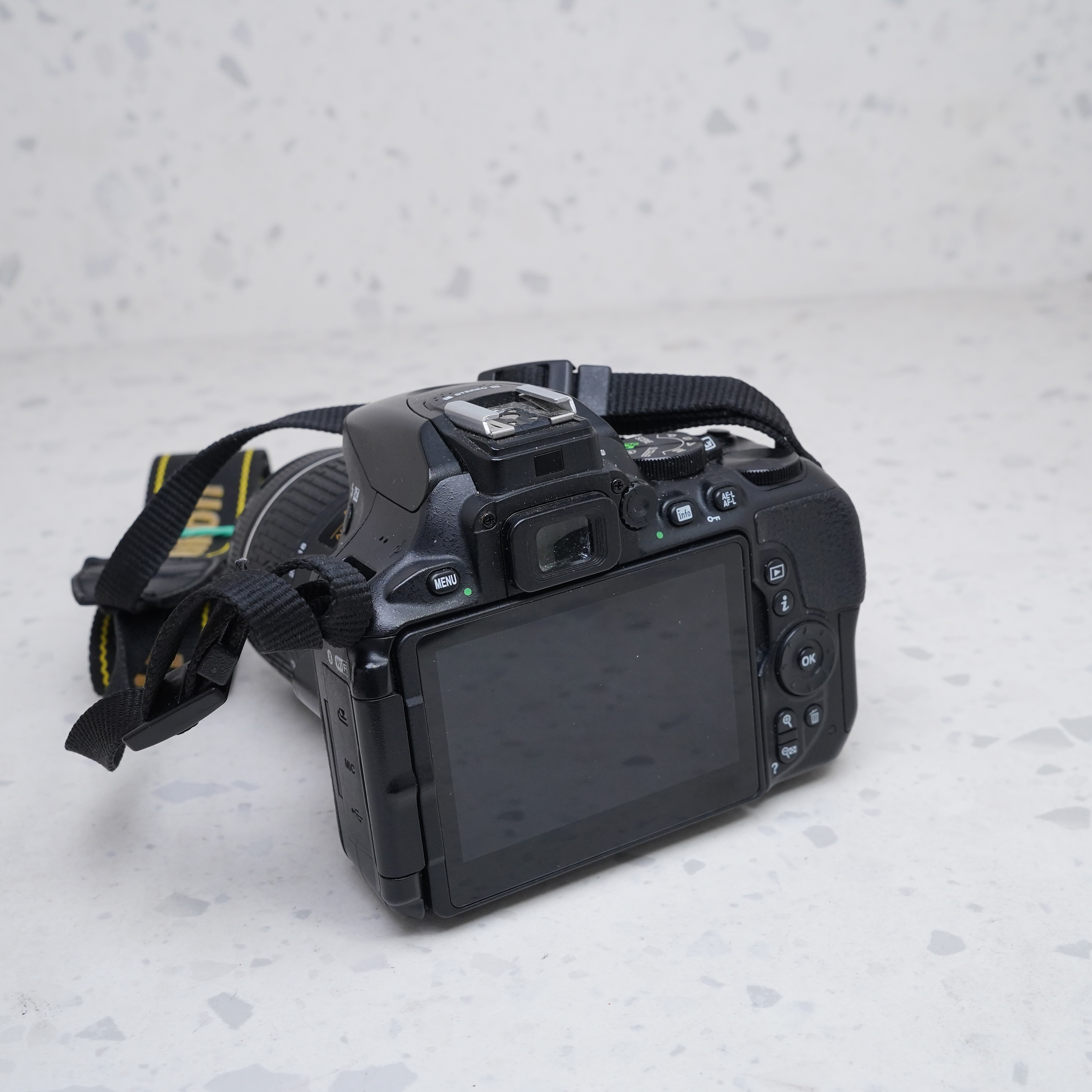 Nikon D5600 + 18-55mm + 70-300mm con accesorios - USADO