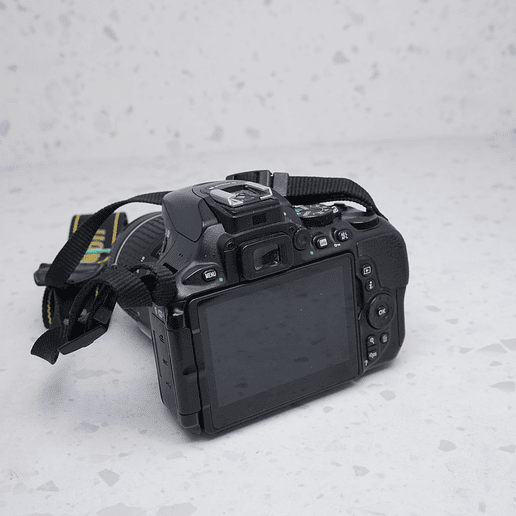 Nikon D5600 + 18-55mm + 70-300mm con accesorios - USADO 6