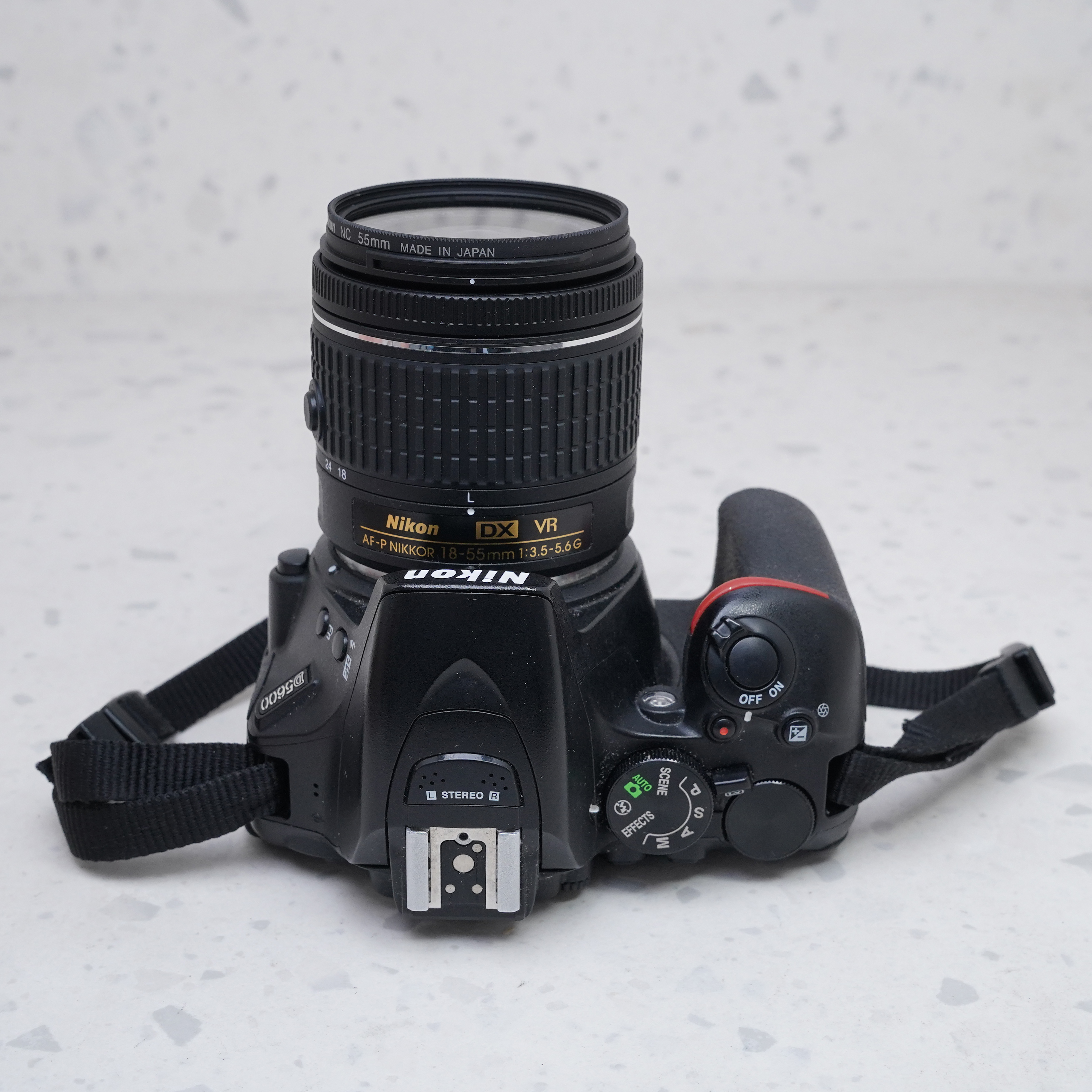 Nikon D5600 + 18-55mm + 70-300mm con accesorios - USADO