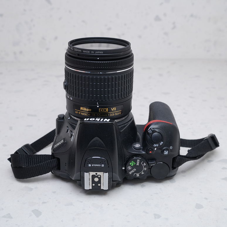 Nikon D5600 + 18-55mm + 70-300mm con accesorios - USADO 8