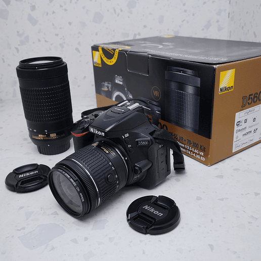 Nikon D5600 + 18-55mm + 70-300mm con accesorios - USADO 2