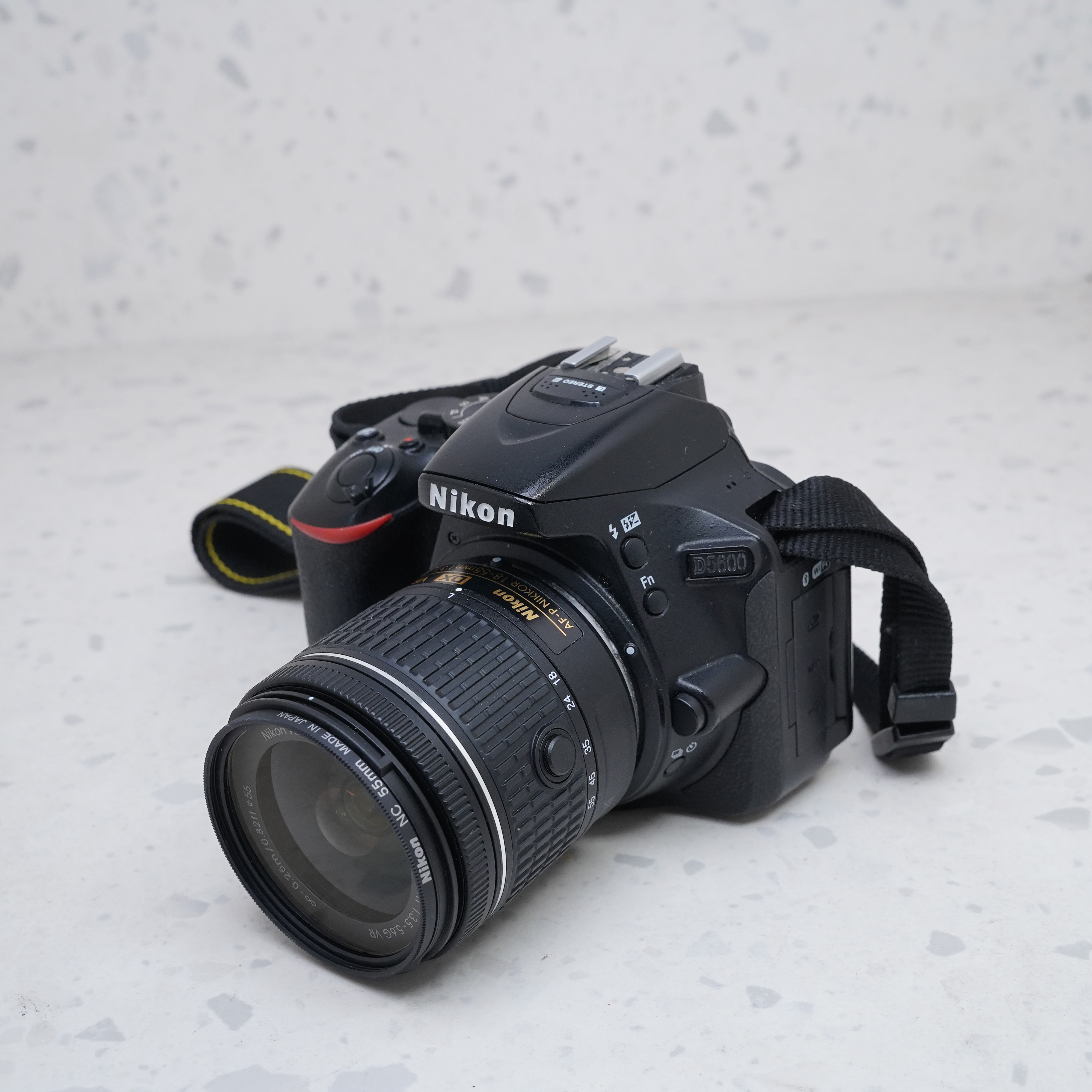 Nikon D5600 + 18-55mm + 70-300mm con accesorios - USADO