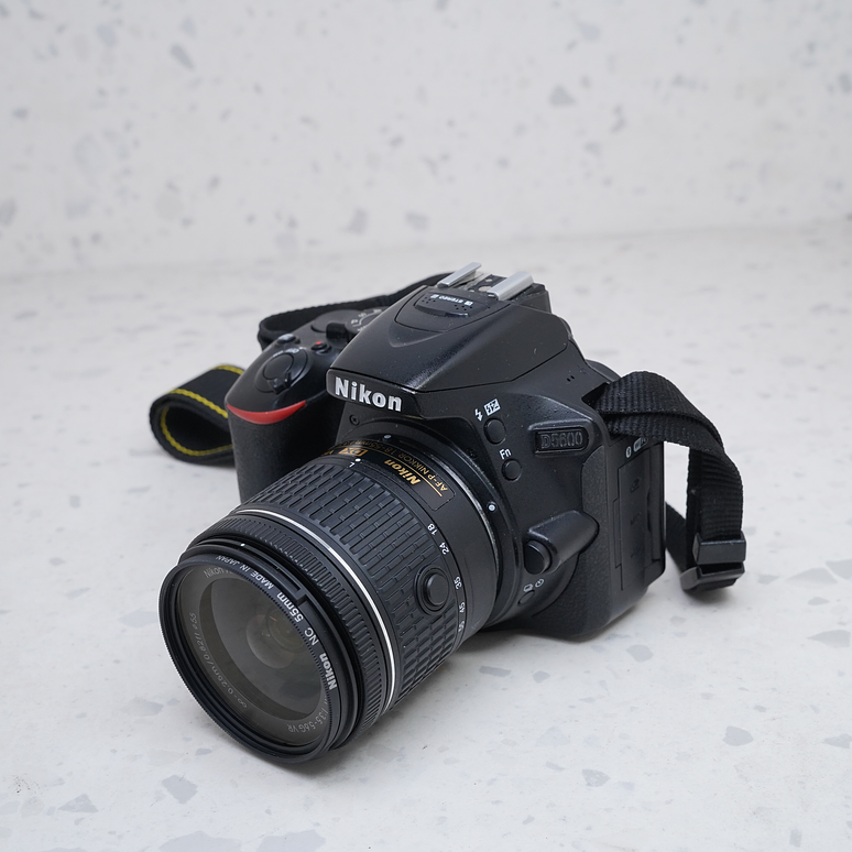 Nikon D5600 + 18-55mm + 70-300mm con accesorios - USADO 5