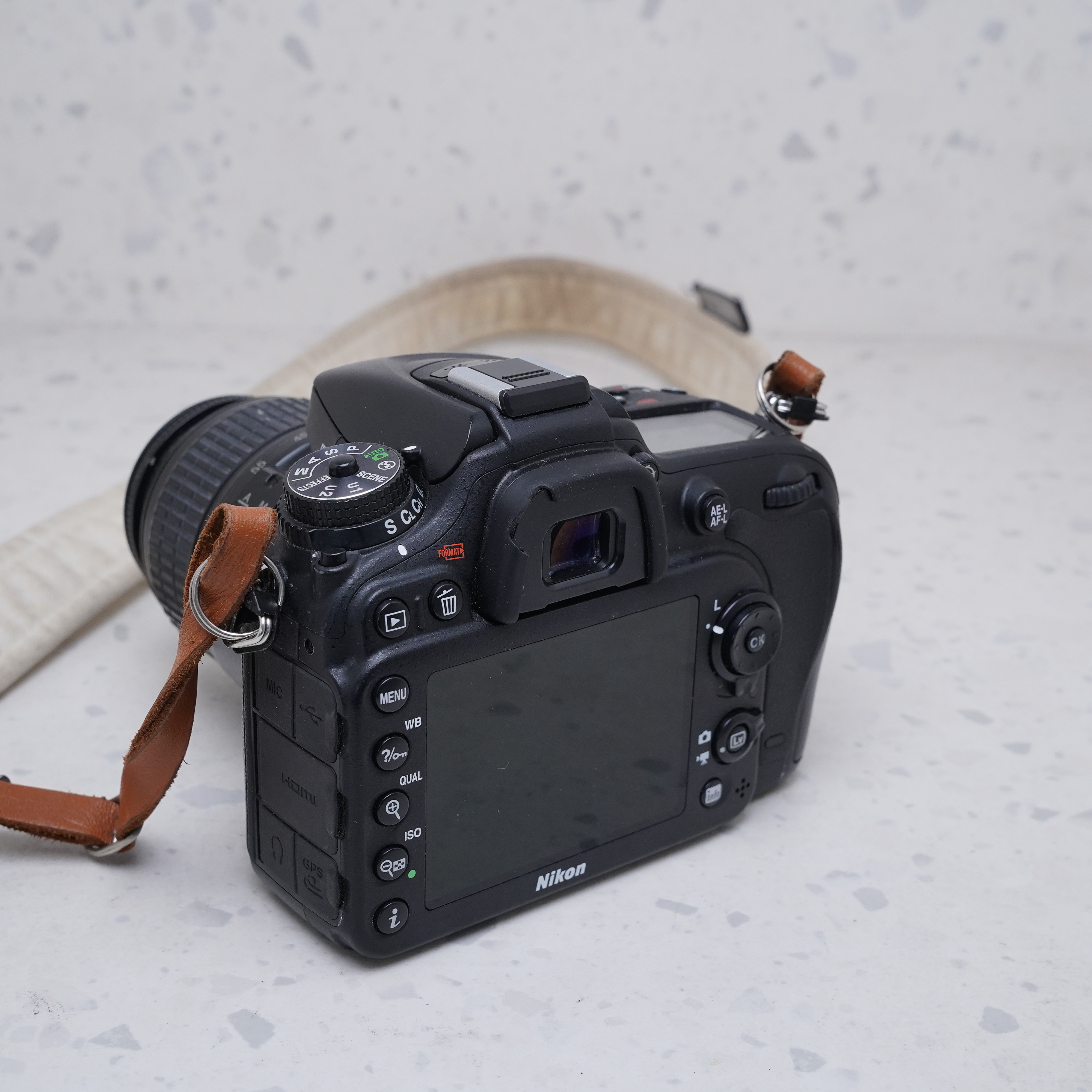 Nikon D7100 + 18-55mm - USADO