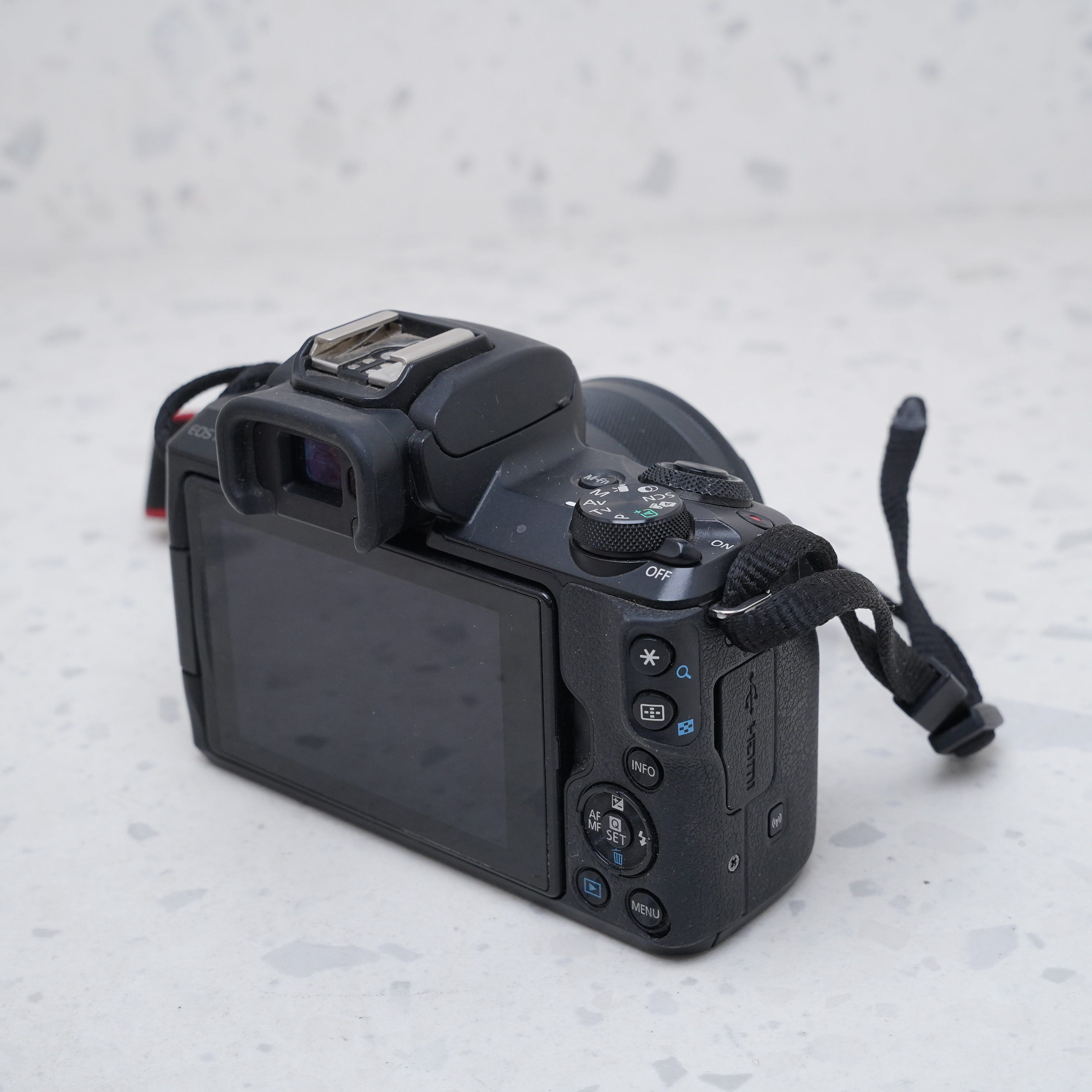 Canon M50 MARK II con Lente 15-45 Kit - USADO