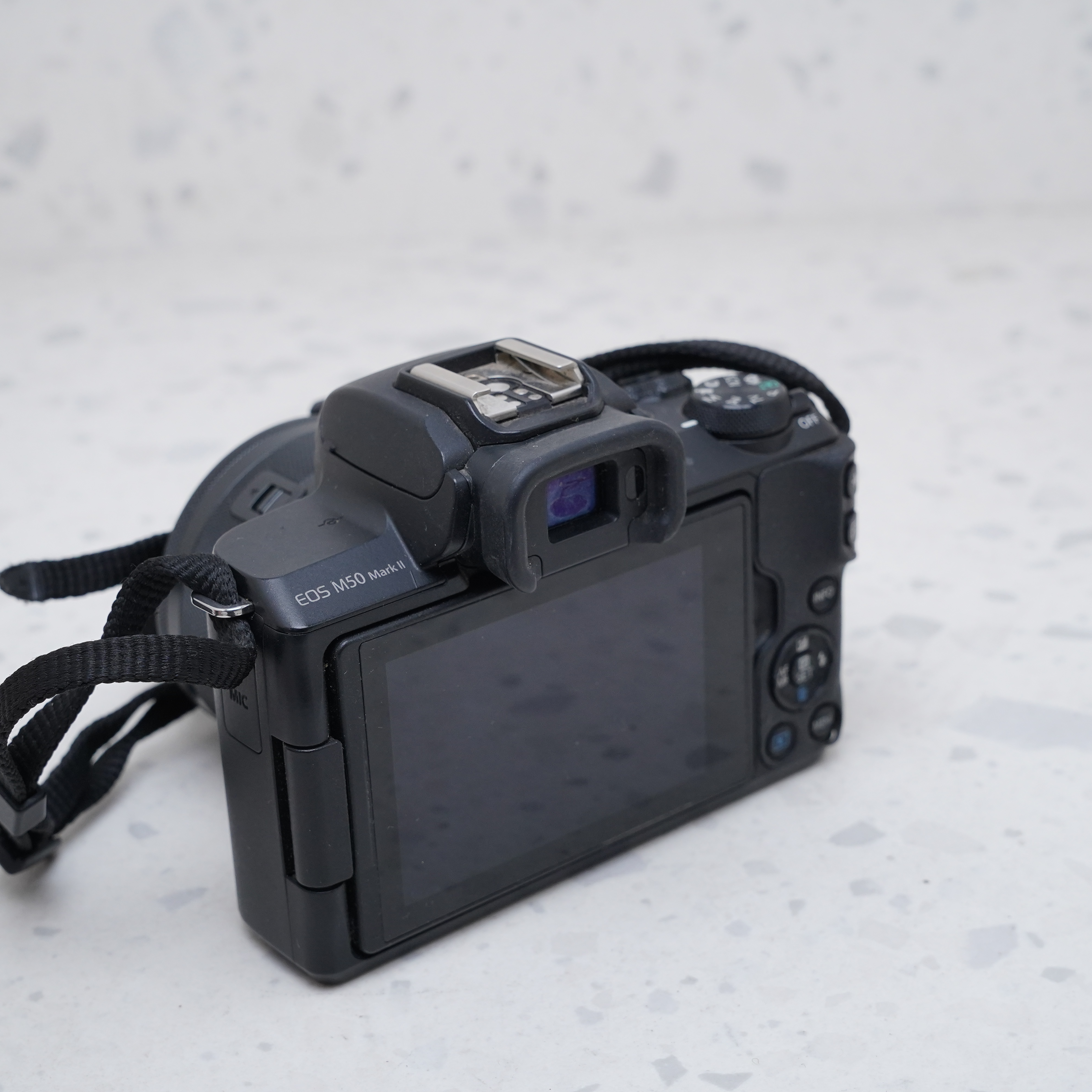 Canon M50 MARK II con Lente 15-45 Kit - USADO