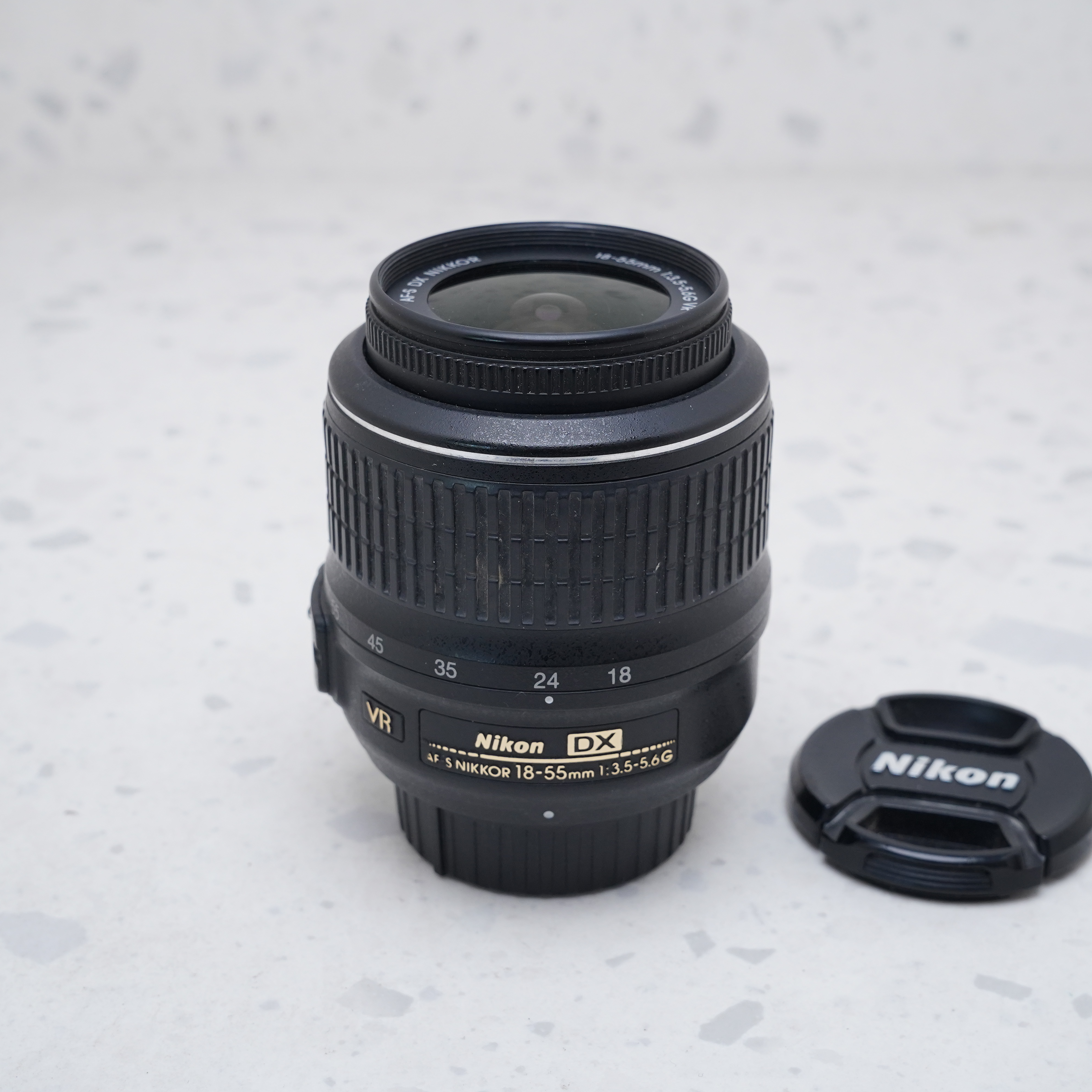 Nikon AF-S DX NIKKOR 18-55mm f/3.5-5.6G VR - USADO