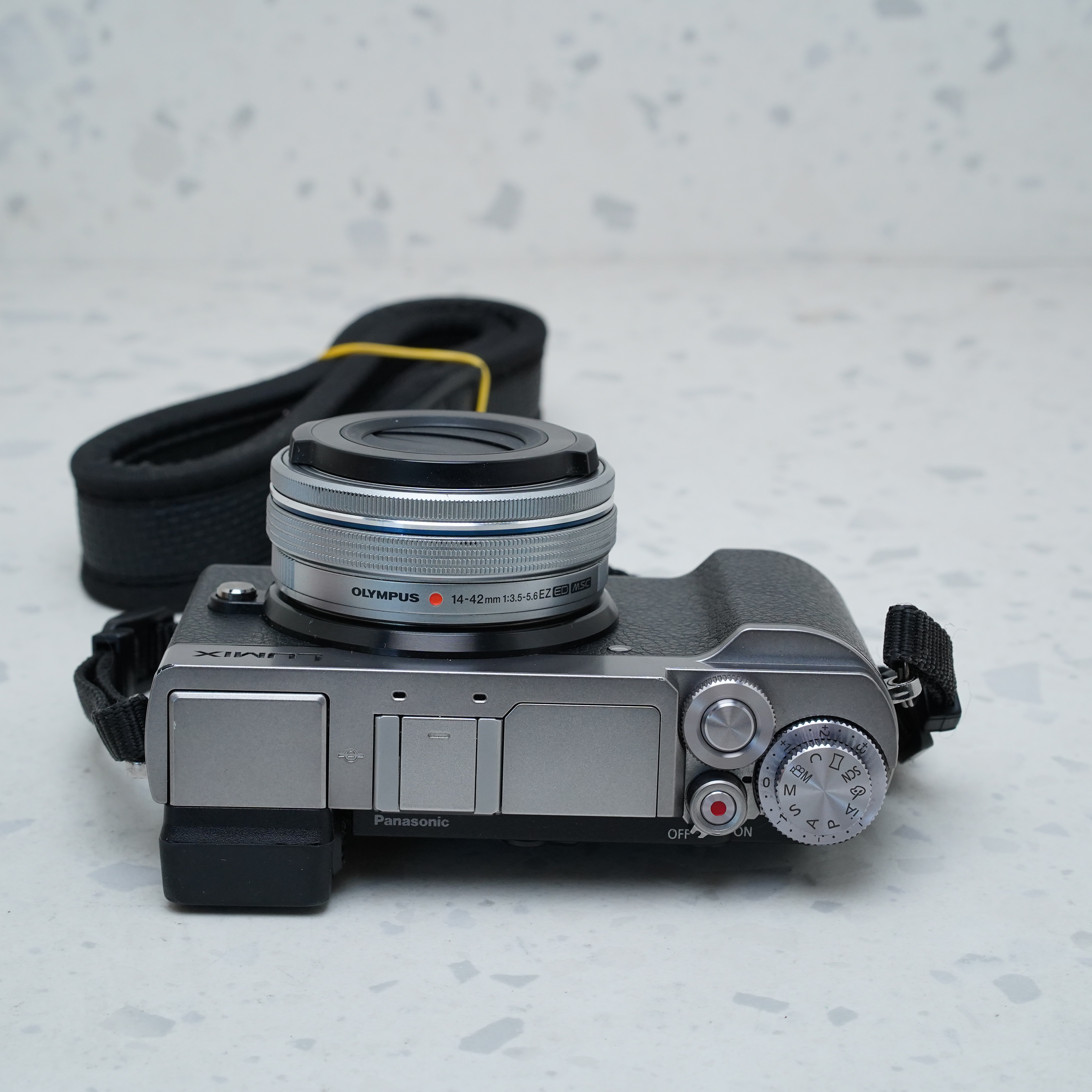 Panasonic Lumix DC-GX9 Silver con Lente 14-42mm f/3.5-5.6 (Silver) - USADO