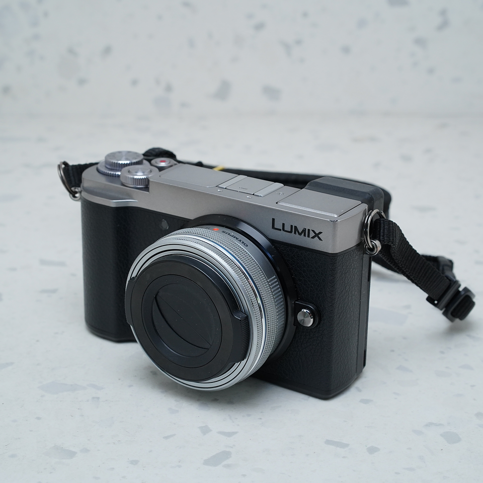 Panasonic Lumix DC-GX9 Silver con Lente 14-42mm f/3.5-5.6 (Silver) - USADO