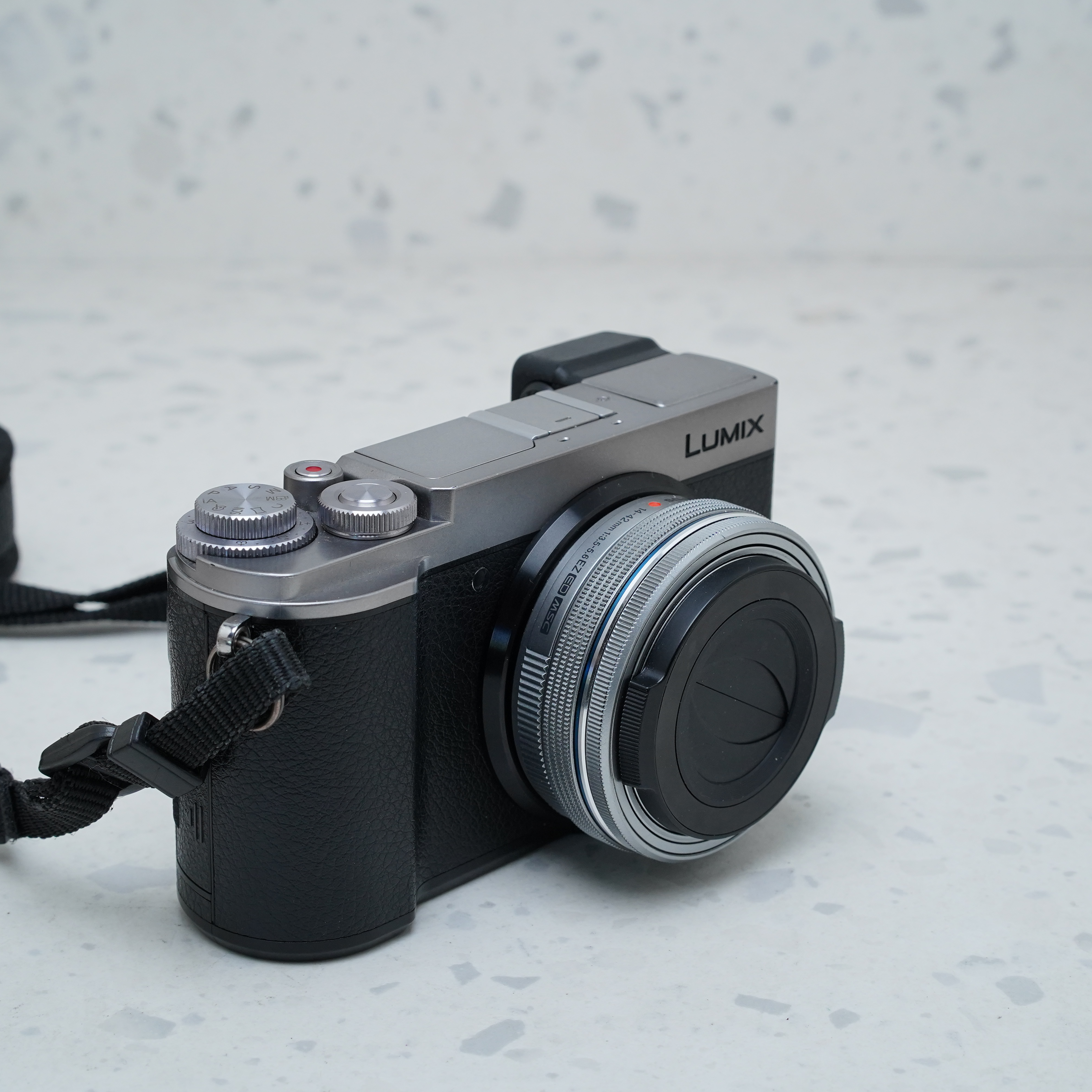 Panasonic Lumix DC-GX9 Silver con Lente 14-42mm f/3.5-5.6 (Silver) - USADO