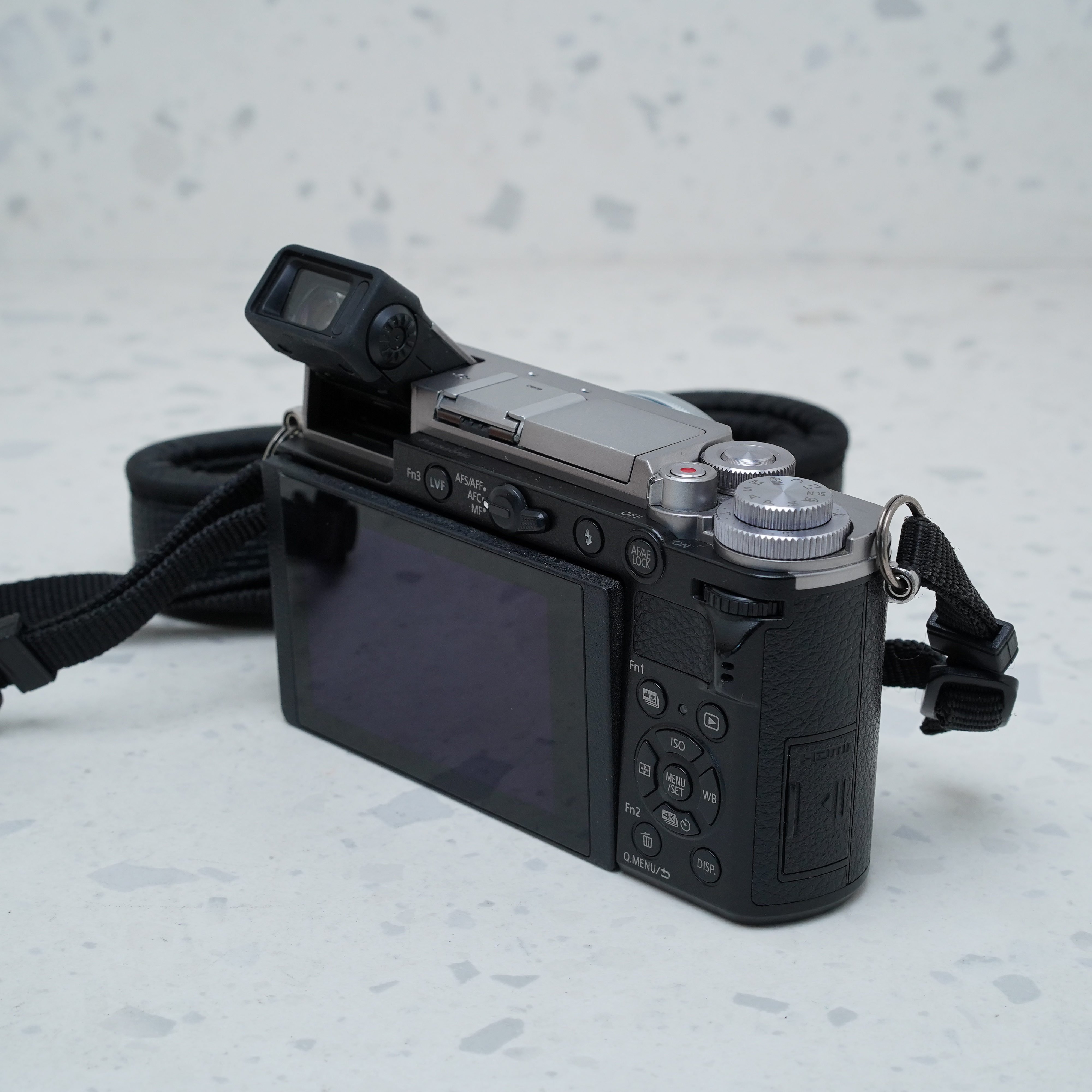 Panasonic Lumix DC-GX9 Silver con Lente 14-42mm f/3.5-5.6 (Silver) - USADO