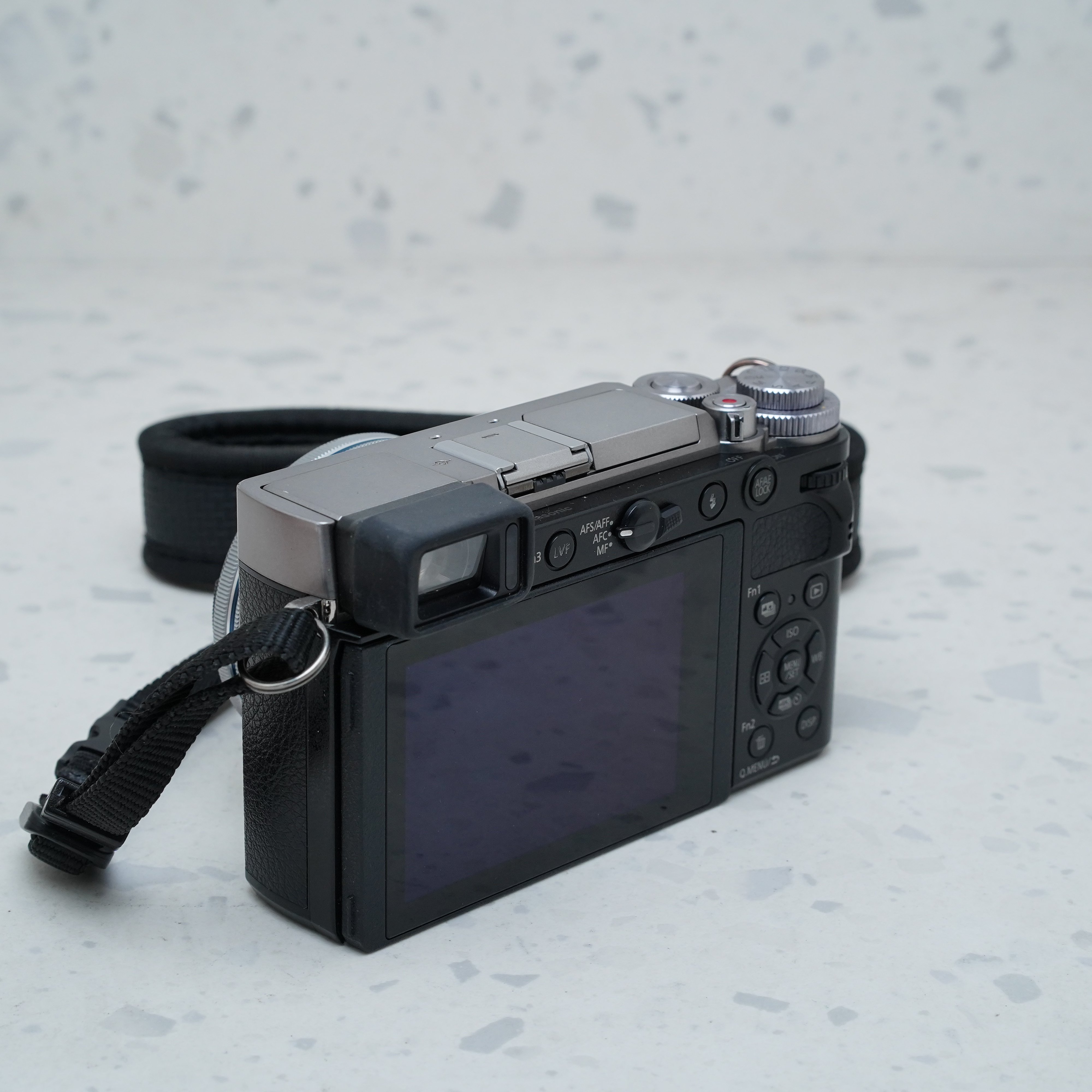 Panasonic Lumix DC-GX9 Silver con Lente 14-42mm f/3.5-5.6 (Silver) - USADO