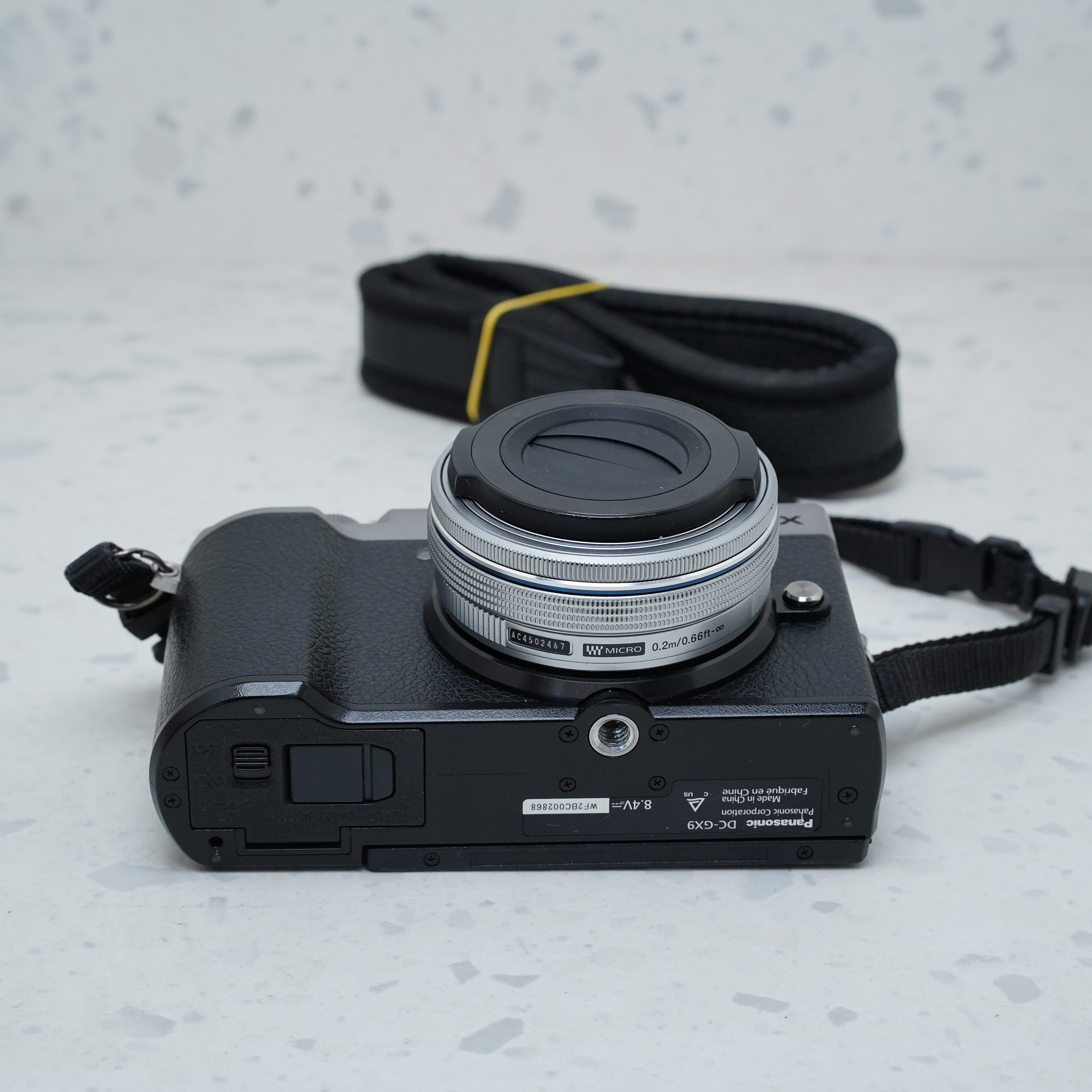 Panasonic Lumix DC-GX9 Silver con Lente 14-42mm f/3.5-5.6 (Silver) - USADO