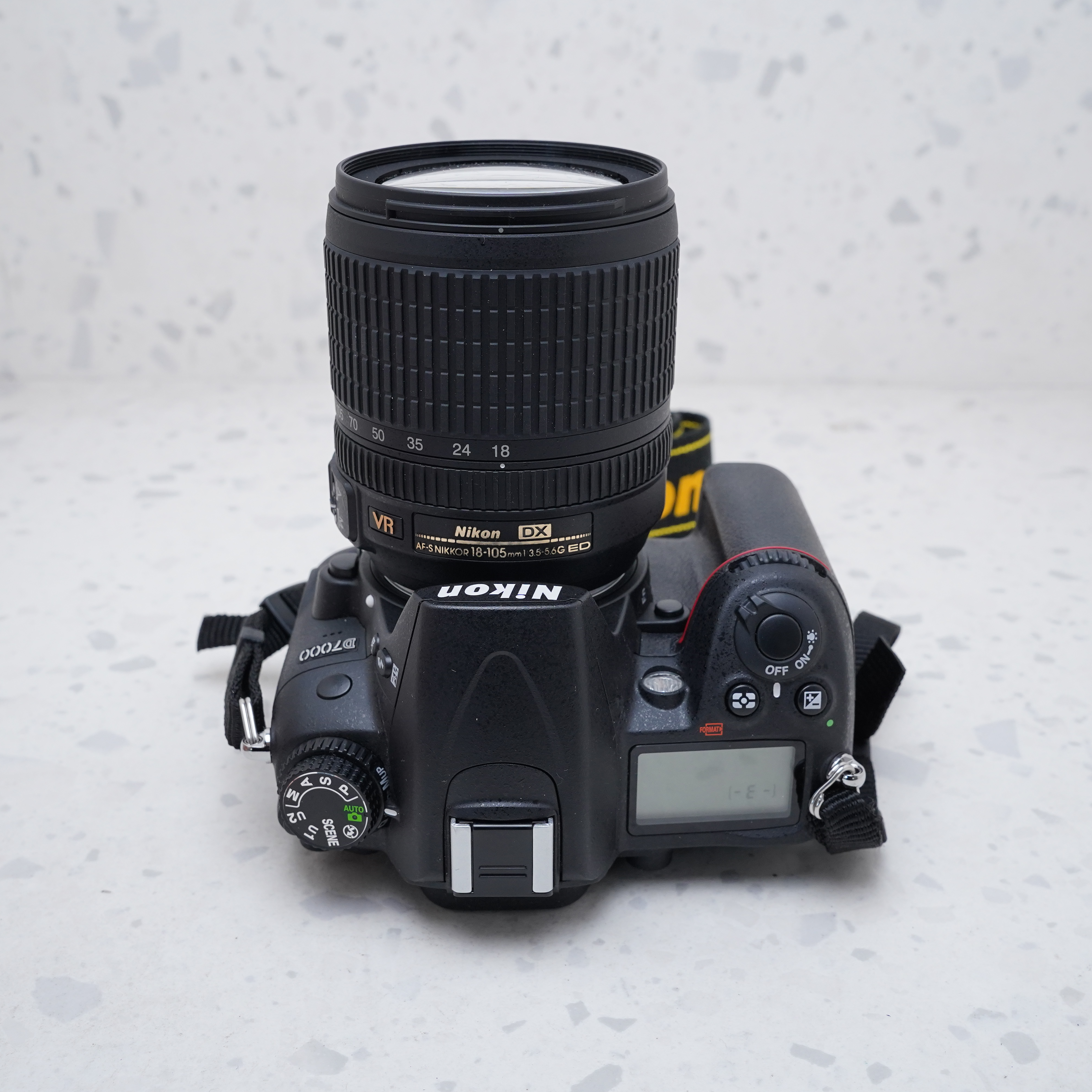 Nikon D7000 + AF-S DX NIKKOR 18-105mm - USADO