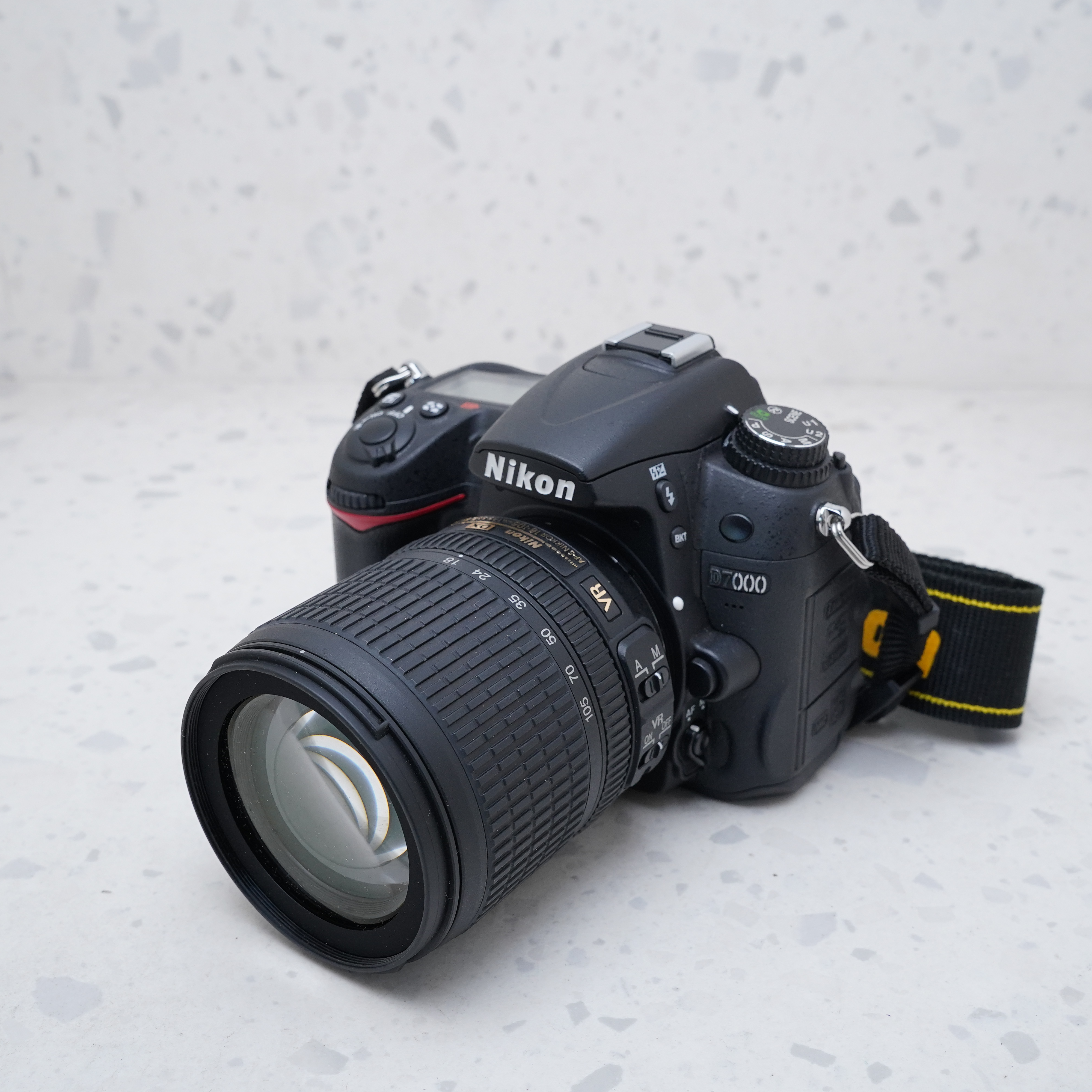 Nikon D7000 + AF-S DX NIKKOR 18-105mm - USADO