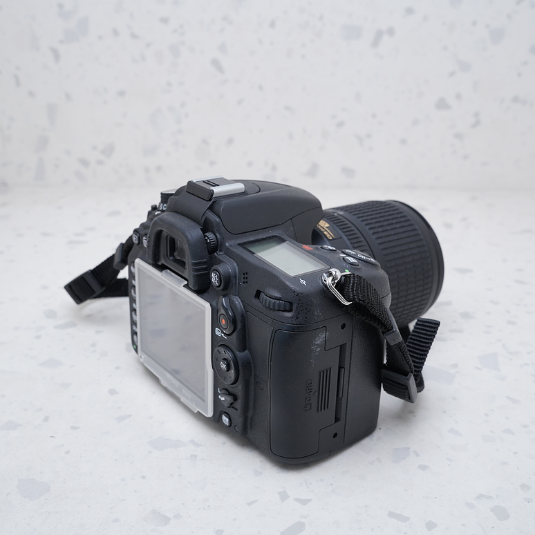 Nikon D7000 + AF-S DX NIKKOR 18-105mm - USADO 4