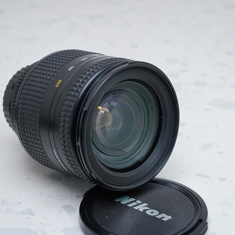 Nikon AF Nikkor 28-200mm f/3.5-5.6D - USADO 4