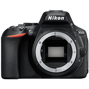 Nikon D5600 (Body) - USADO