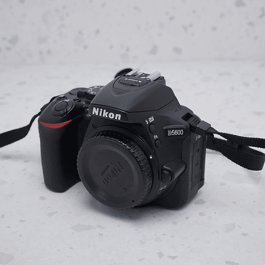 Nikon D5600 (Body) - USADO 2