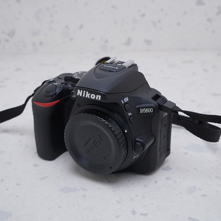 Nikon D5600 (Body) - USADO 2