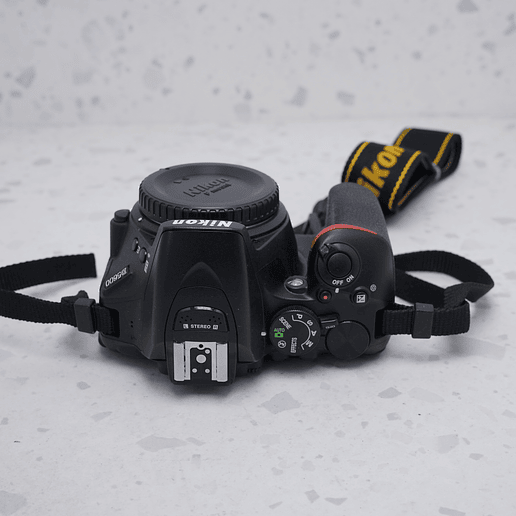 Nikon D5600 (Body) - USADO 6