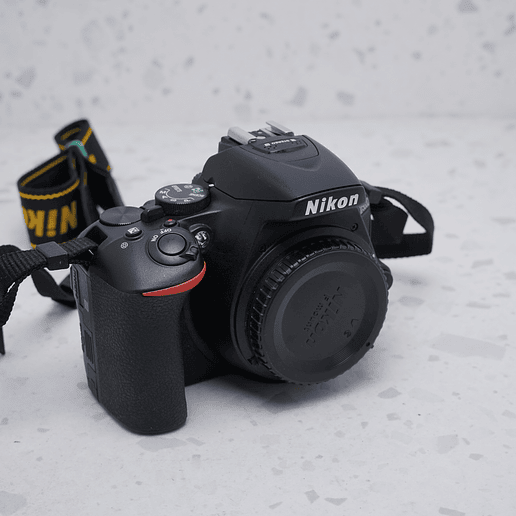 Nikon D5600 (Body) - USADO 5