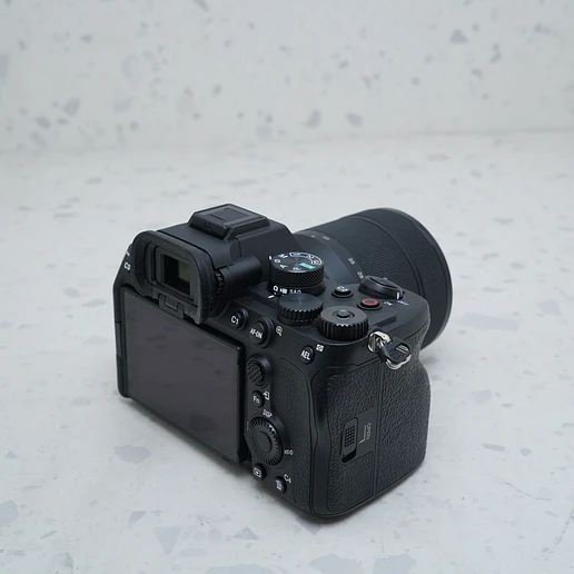 Sony a7 IV con lente de 28-70 mm f/3.5-5.6 II - USADO 4
